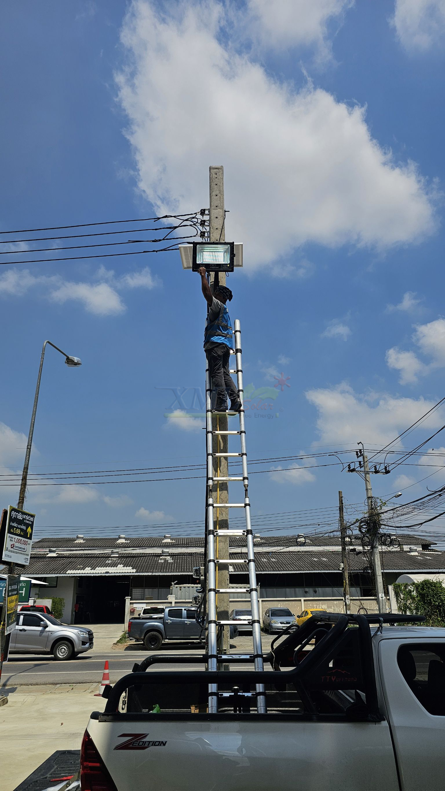 สปอร์ตไลท์โซล่าเซลล์ 500 W. รุ่นใหม่ JD8500L (แสง : ขาว)