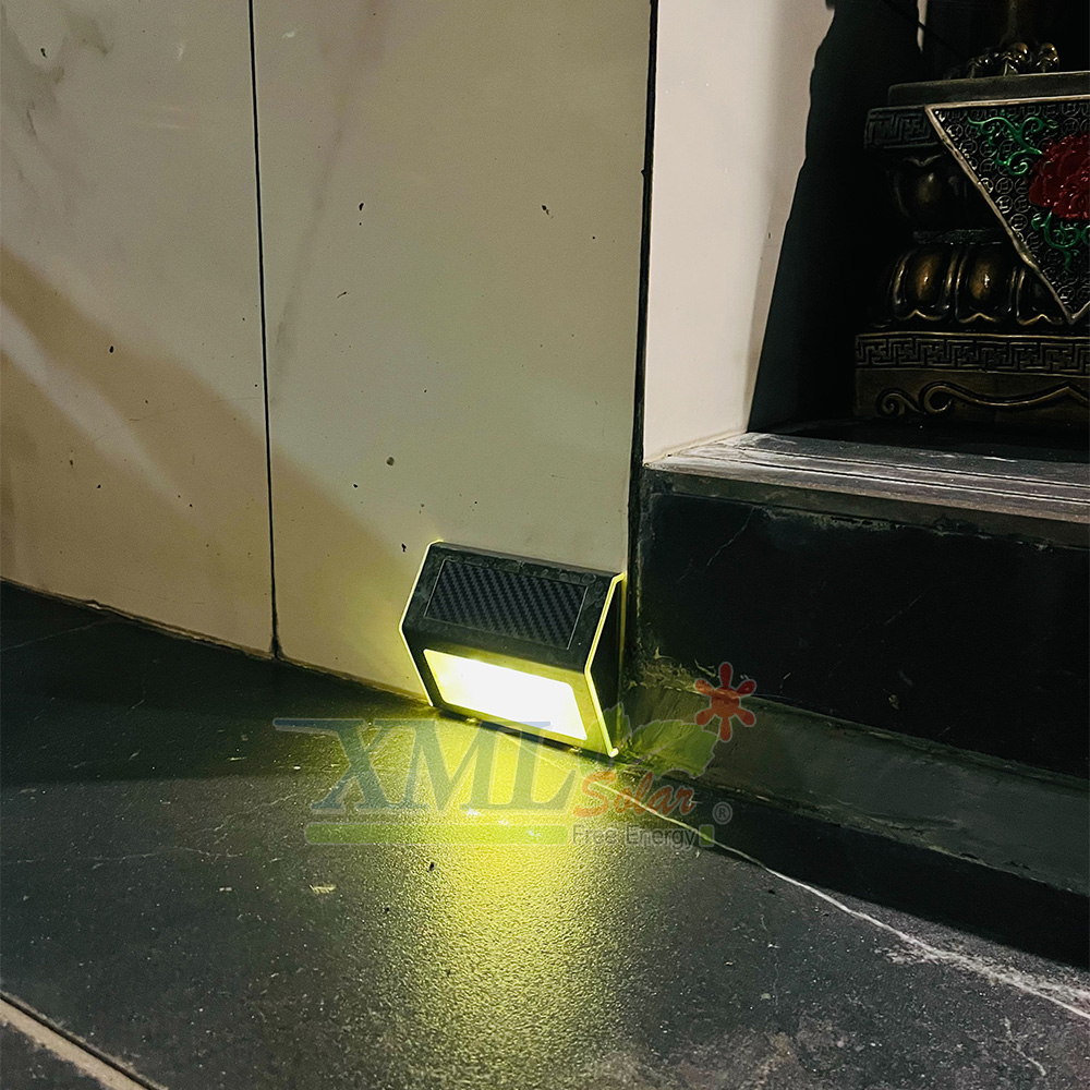 ไฟโซล่าเซลล์ติดบันได 3 LED V.2 (แสง : เหลืองวอมไวท์)
