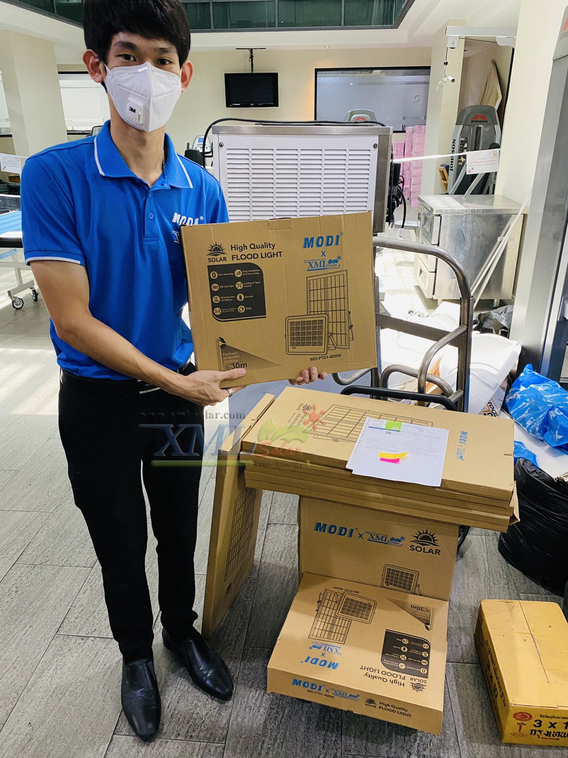 ไฟสปอตไลท์โซล่าเซลล์ 400 W. รุ่น Modi x XML ไซต์ใหญ่ (เเสง : ขาว)