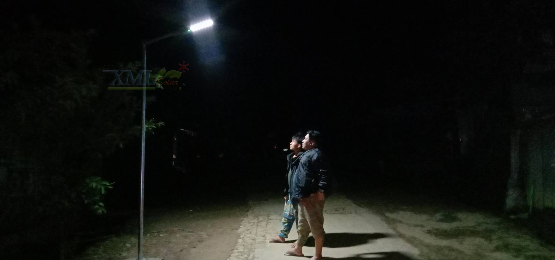 โคมไฟถนนโซล่าเซลล์ XML-Solar 200W (แสง : ขาว)(สว่างค้าง)