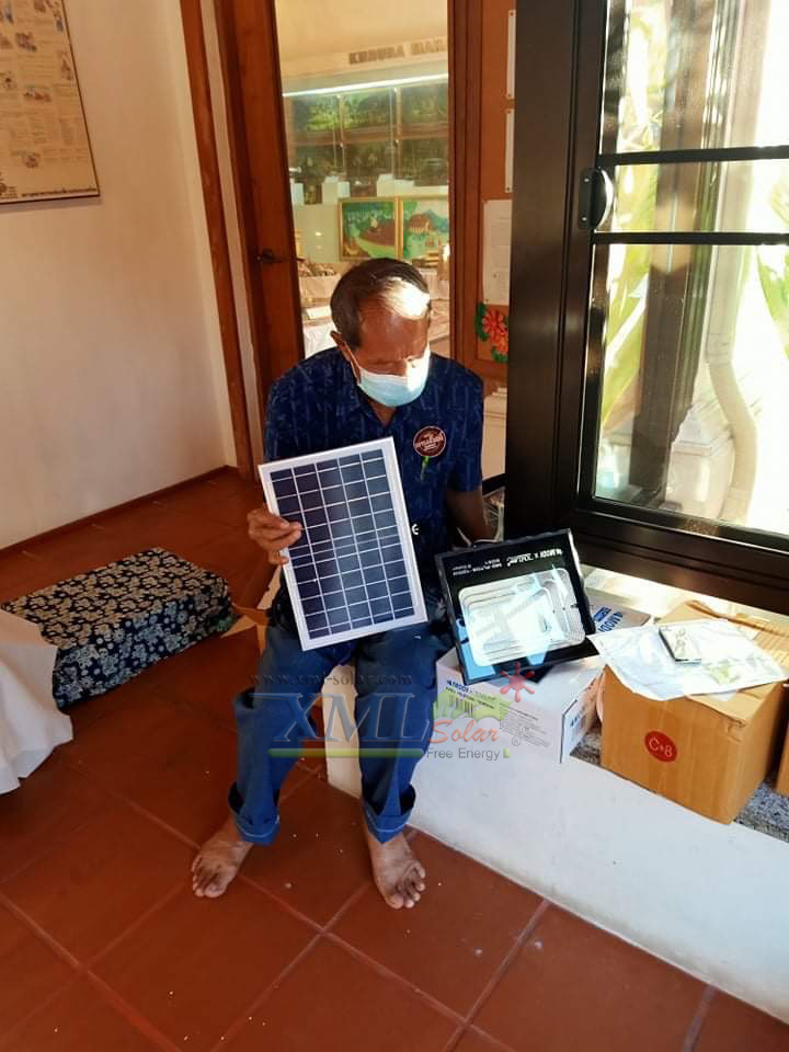 รุ่นประหยัด ไฟสปอตไลท์โซล่าเซลล์ 100 W. รุ่น MODI x XML (เปิดได้ 3 แสง)