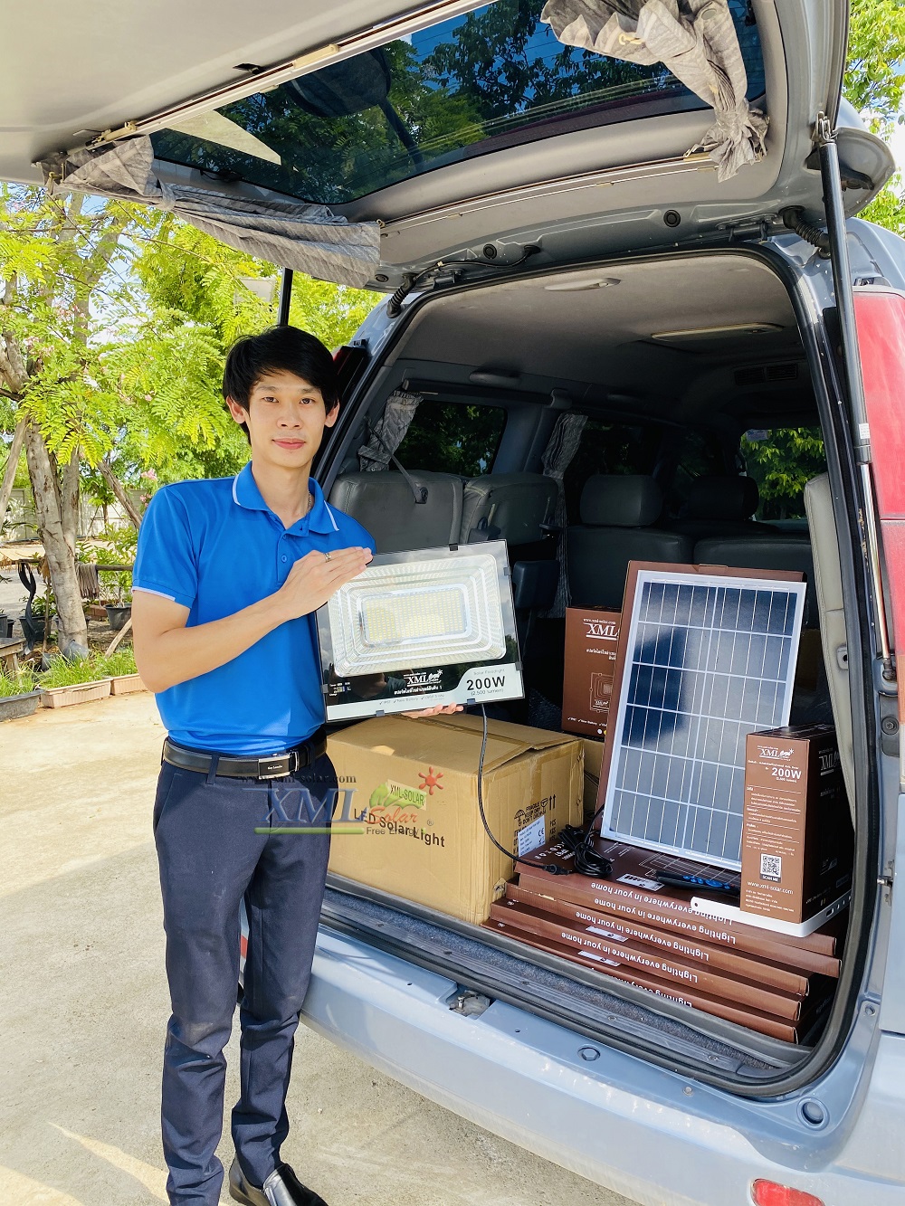 ไฟสปอตไลท์โซล่าเซลล์ 200 Watt กล่องสีน้ำตาล (เปิดได้ 3 แสง)