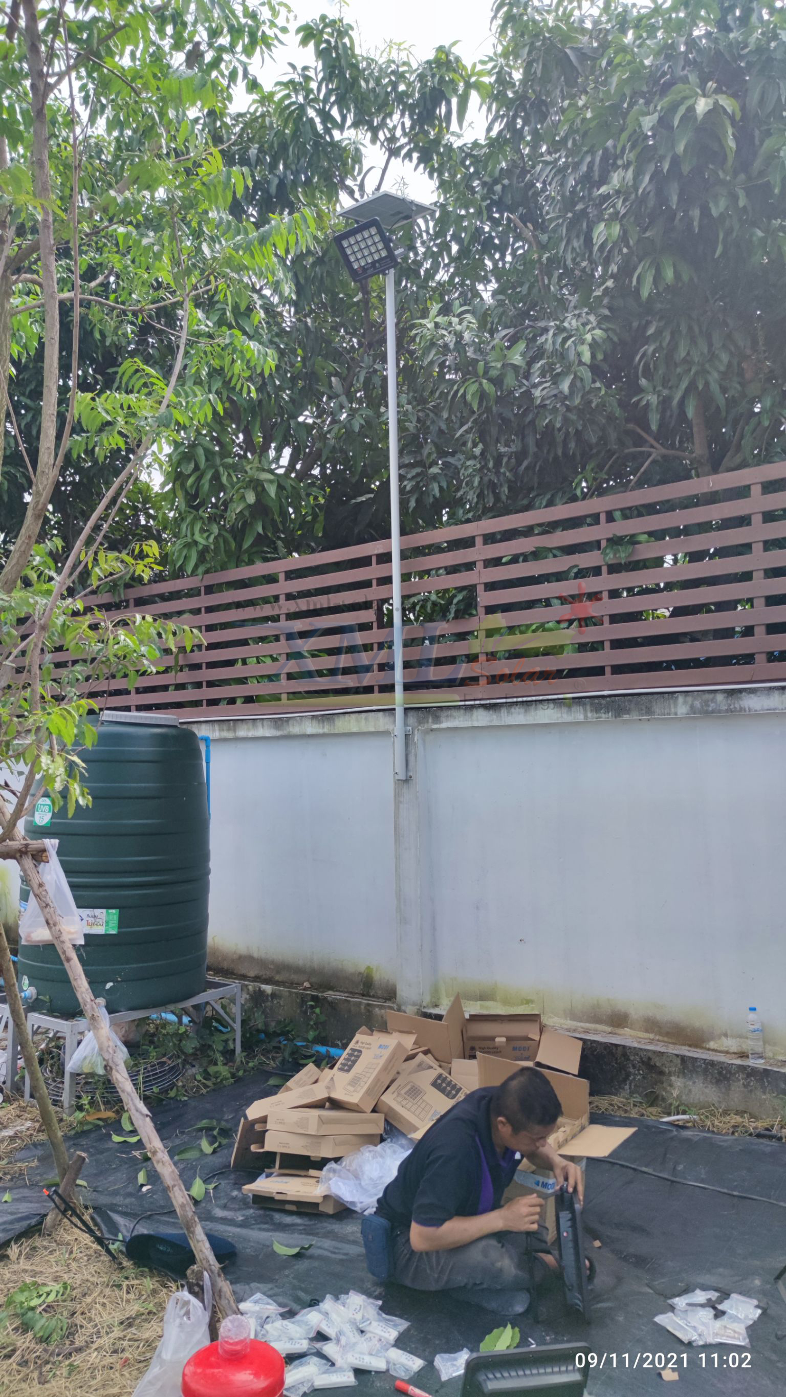 ไฟสปอตไลท์โซล่าเซลล์ 300 W. รุ่น Modi x XML ไซต์ใหญ่ (เเสง : ขาว)