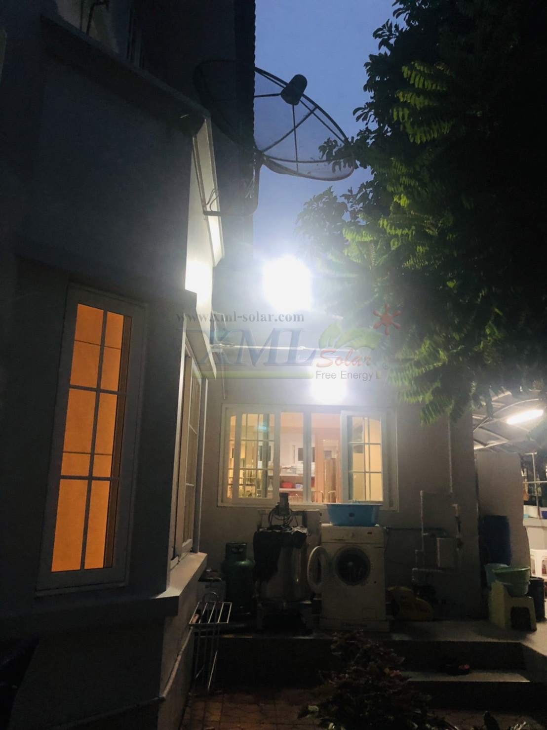 ไฟสปอตไลท์โซล่าเซลล์ 50 Watt กล่องสีน้ำตาล (เปิดได้ 3 แสง)