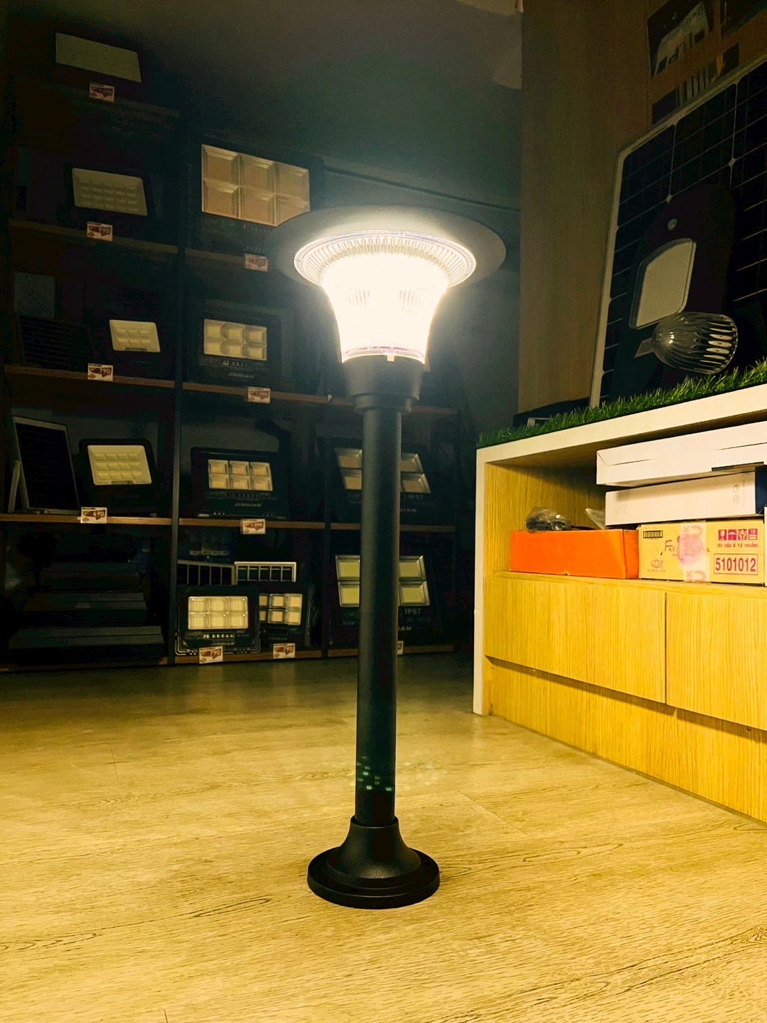 โคมไฟตั้งพื้นโซล่าเซลล์ รุ่น TC-3630 (เปิดได้ 2 แสง)