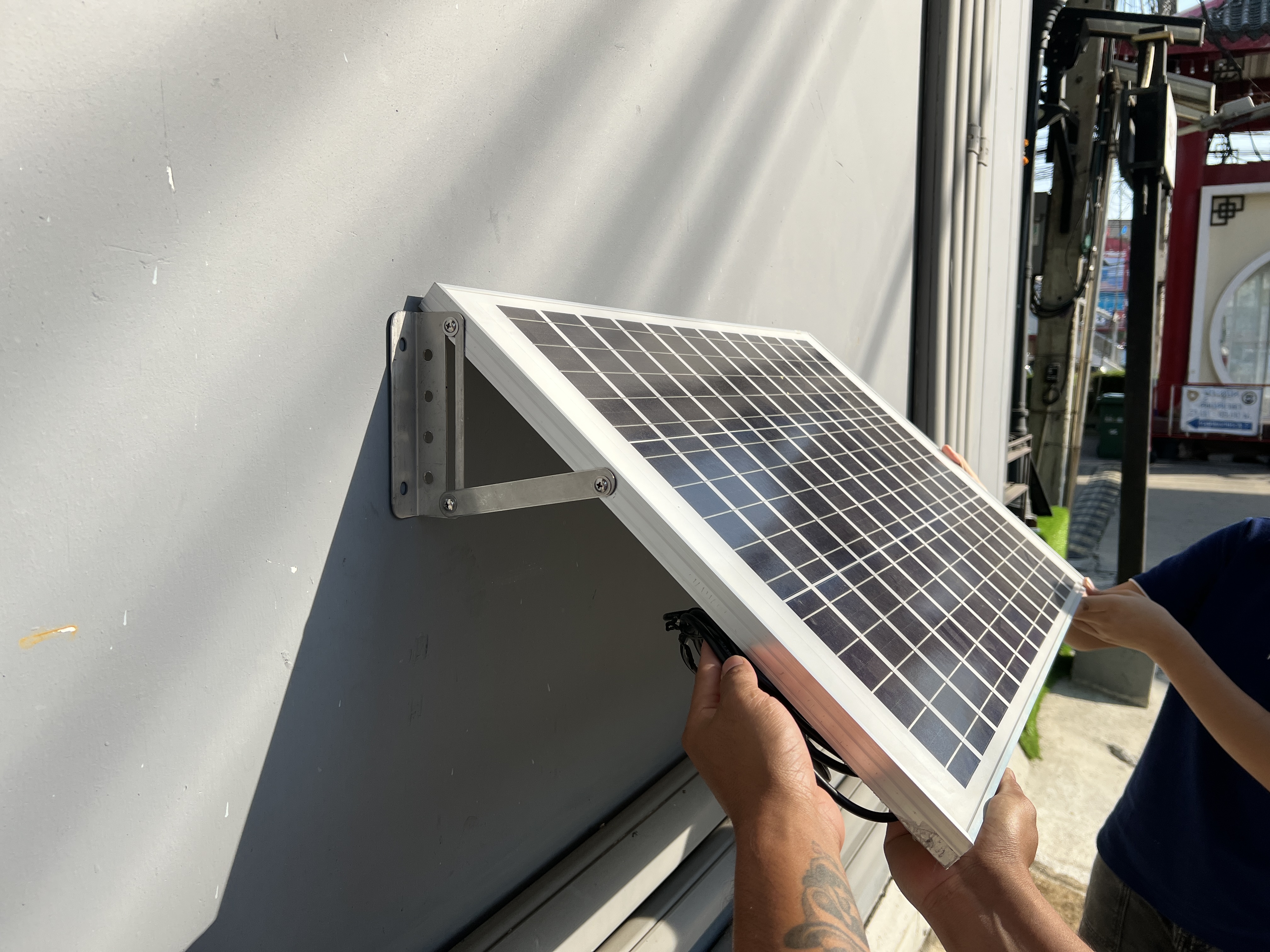 สปอร์ตไลท์โซล่าเซลล์ 1000 W. รุ่นใหม่ JD81000L (แสง : ขาว)