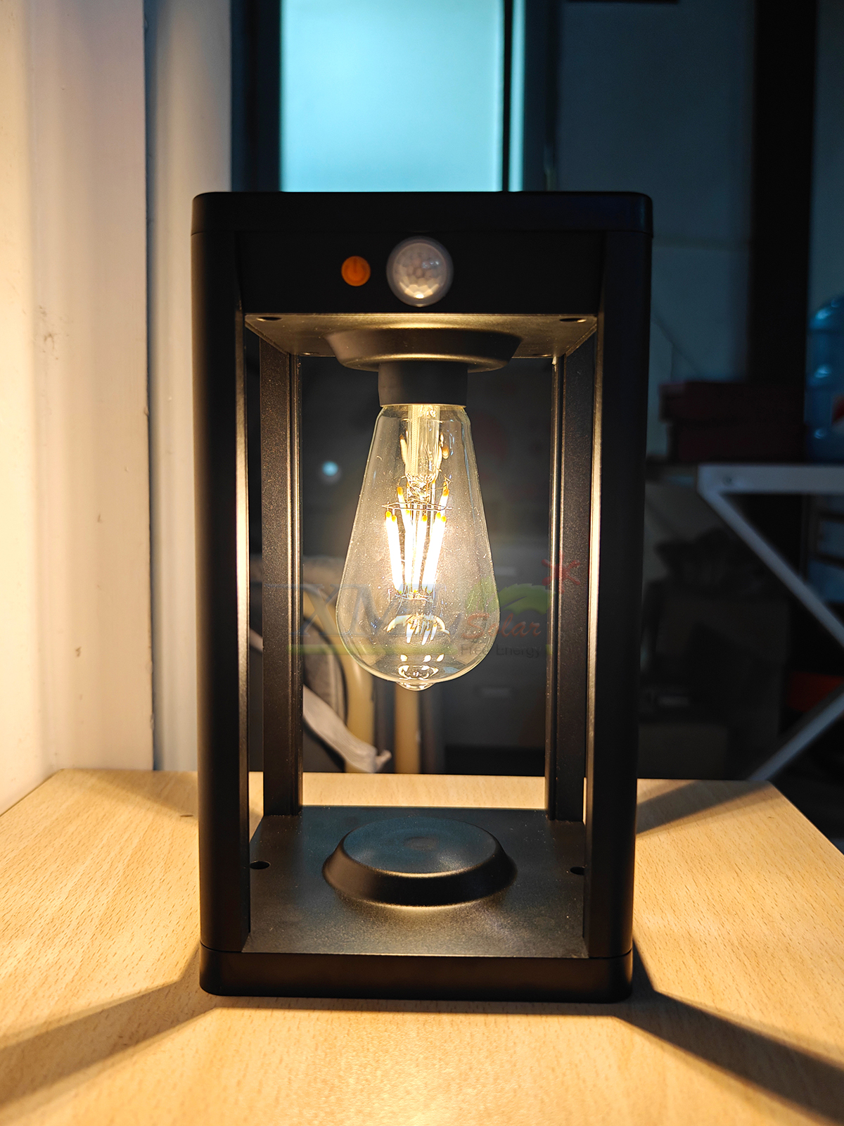 โคมไฟติดผนังโซล่าเซลล์ หลอดไส้ รุ่น TB-283 (แสง : เหลืองวอมไวท์)