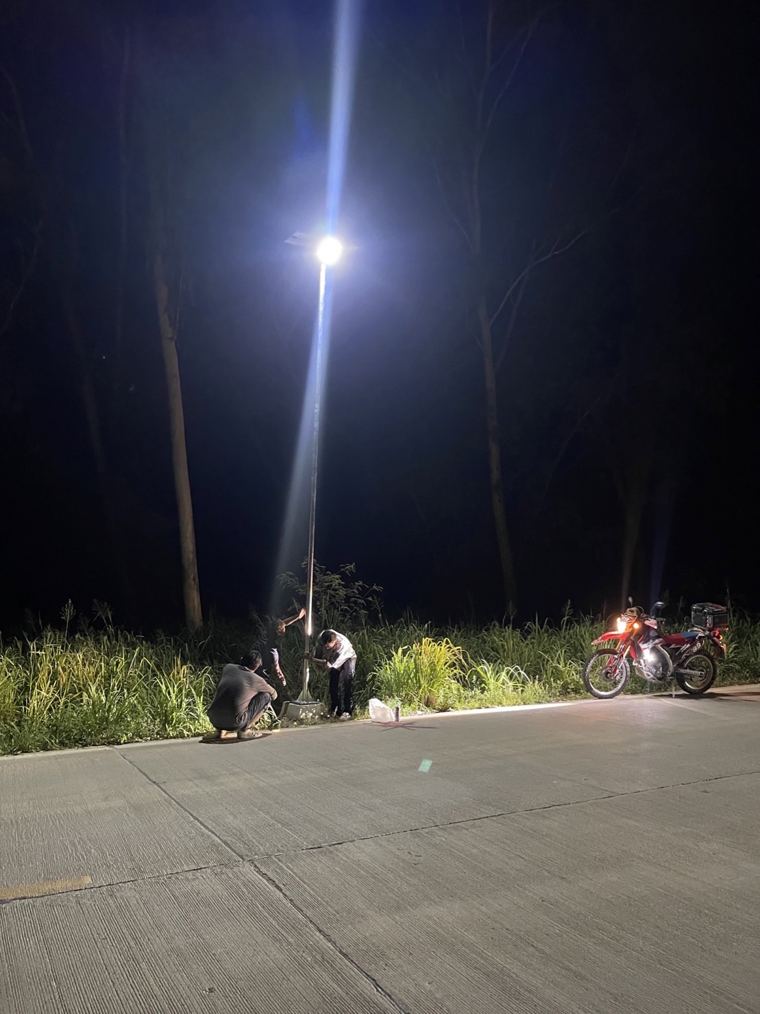 โคมไฟถนนโซล่าเซลล์อัจฉริยะ (รุ่น 9,000Lumens + แผง 100 W) (แสง : ขาว)