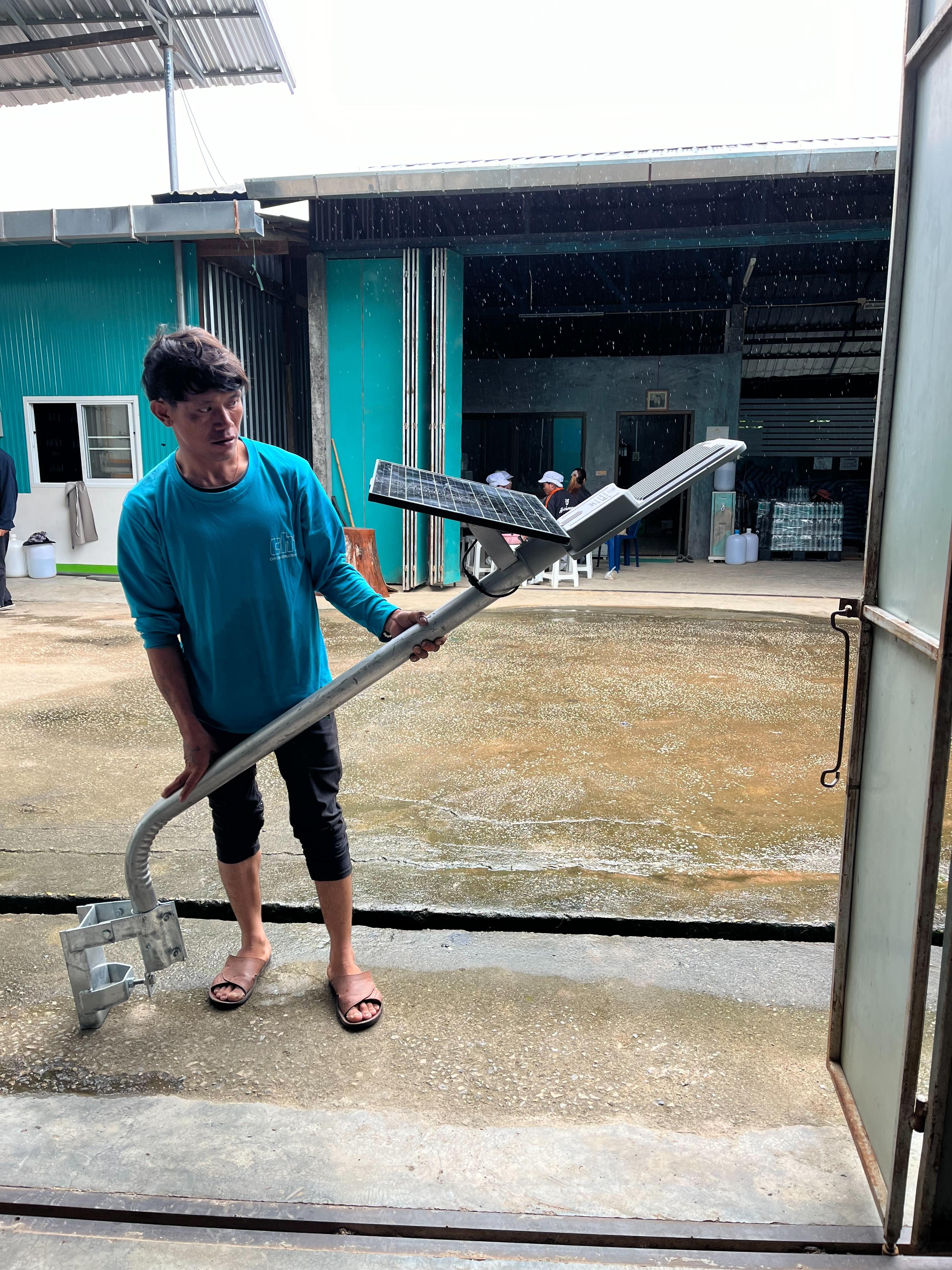 โคมไฟถนนโซล่าเซลล์ 400W รุ่น MD-SLT30-400W (แสง : ขาว)