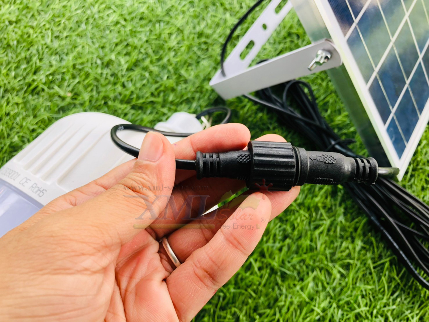 โคมไฟตุ้มโซล่าเซลล์ แบล็คไลท์ 150w. (แสงล่อแมลง)(แสงสีฟ้าน้ำทะเล)