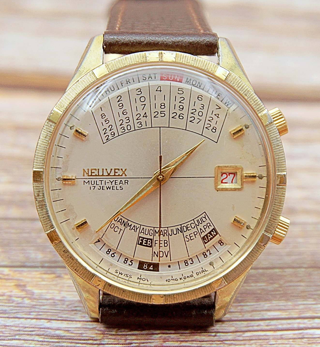 นาฬิกาเก่า NEUVEX ไขลานพร้อมปฎิทิน