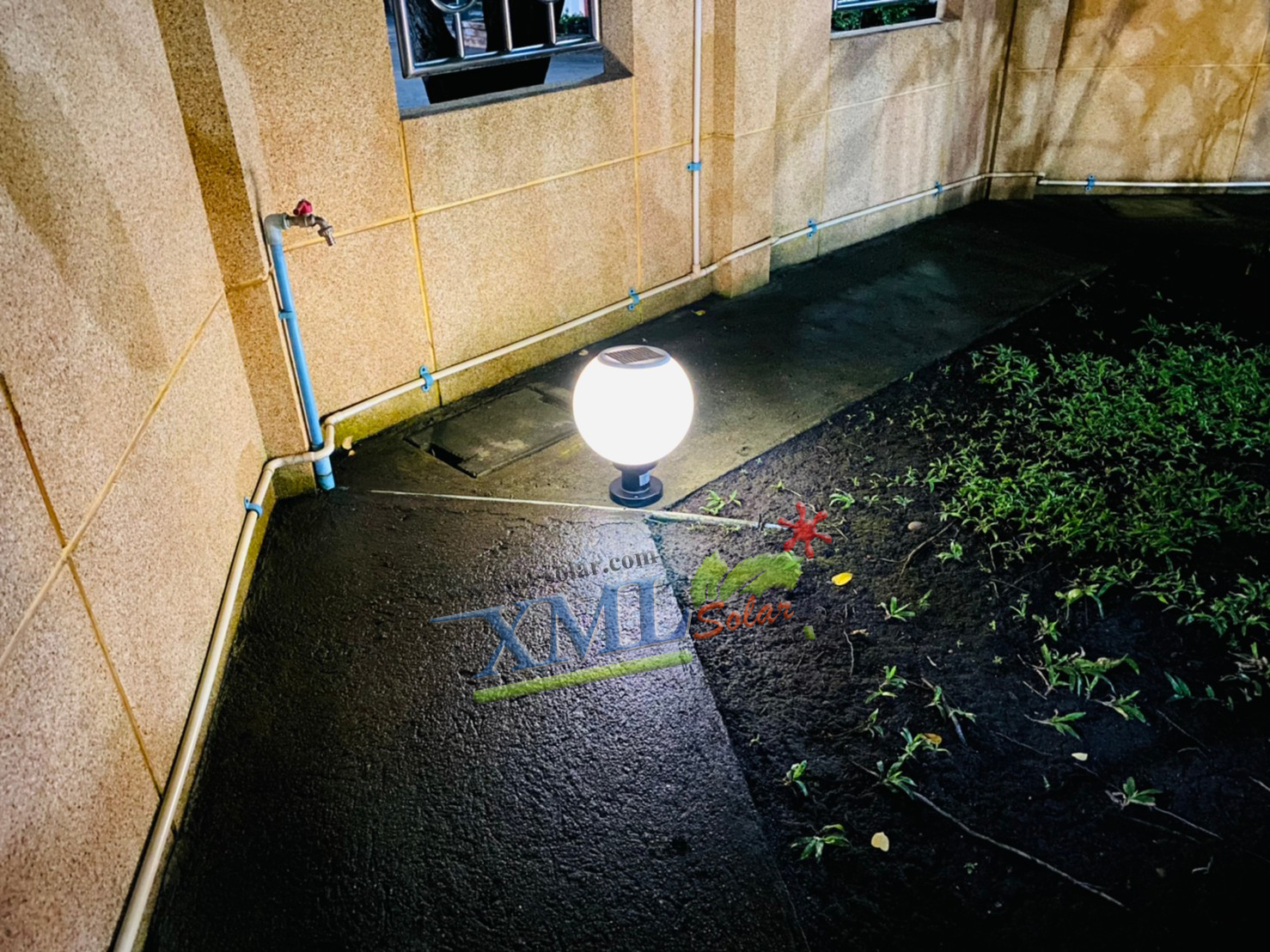 โคมไฟหัวเสาโซล่าเซลล์ ทรงกลมฐานดำ (25 ซม.) + Remote (เปิดได้ 3 แสง)+AC