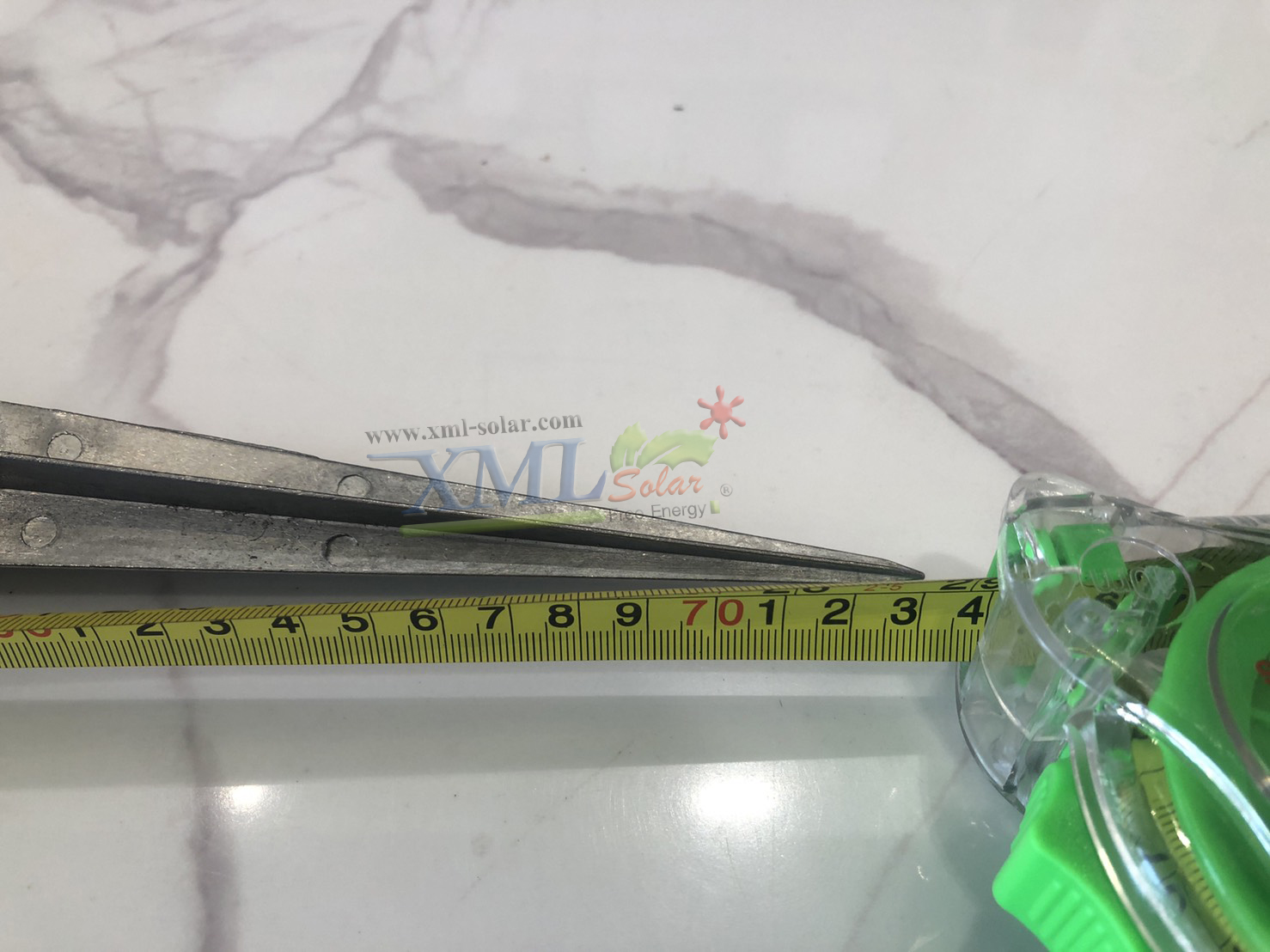 โคมไฟปักสนามโซล่าเซลล์ รุ่นใหม่ ระบบสัมผัส (เเสง : เหลืองวอมไวท์)