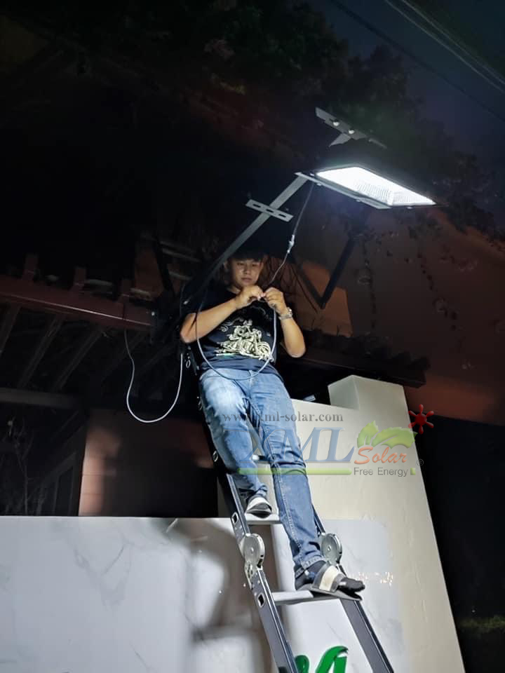 ไฟสปอตไลท์โซล่าเซลล์ 300 Watt กล่องสีน้ำตาล (เปิดได้ 3 แสง)