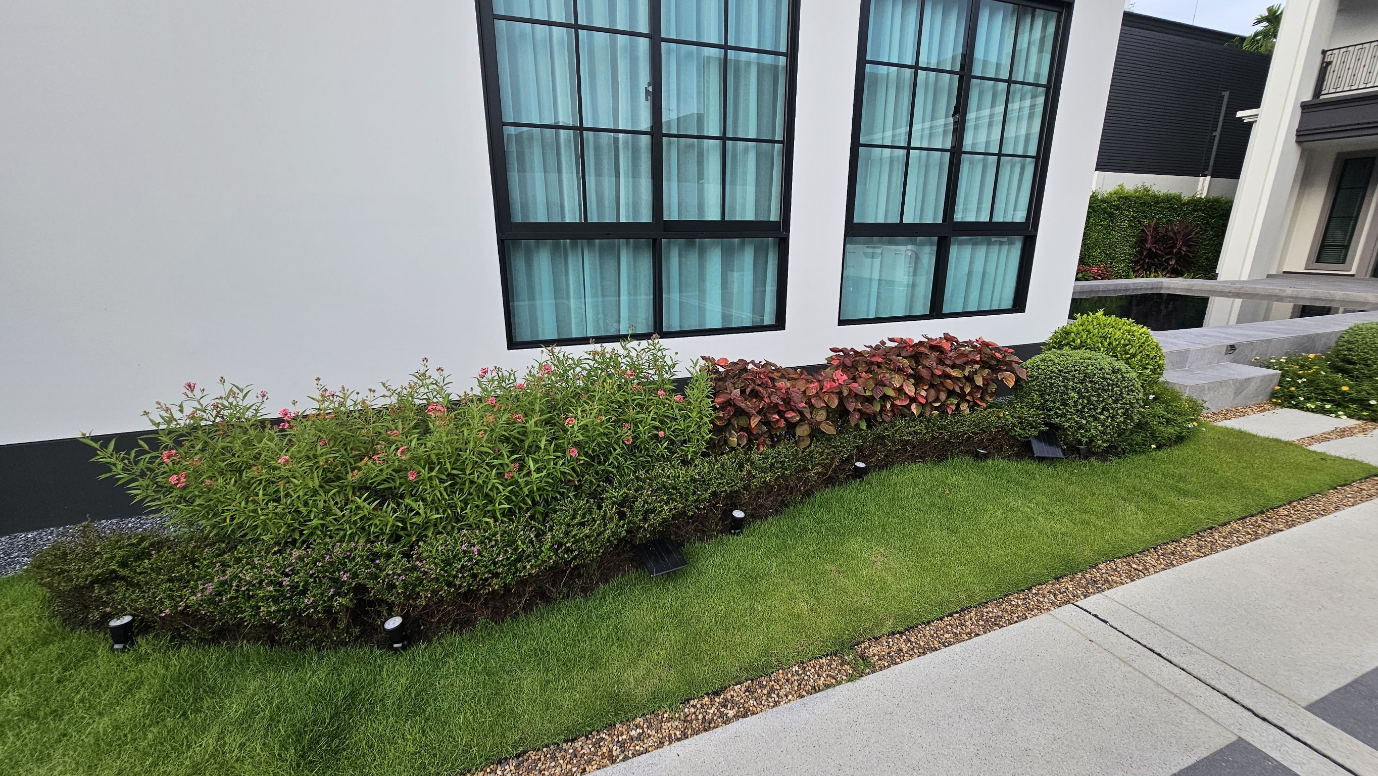 สปอร์ตไลท์ปักสนามโซล่าเซลล์ DC-17 รุ่น 4 หัว สาย 3 เมตร (แสง : เหลืองวอมไวท์)