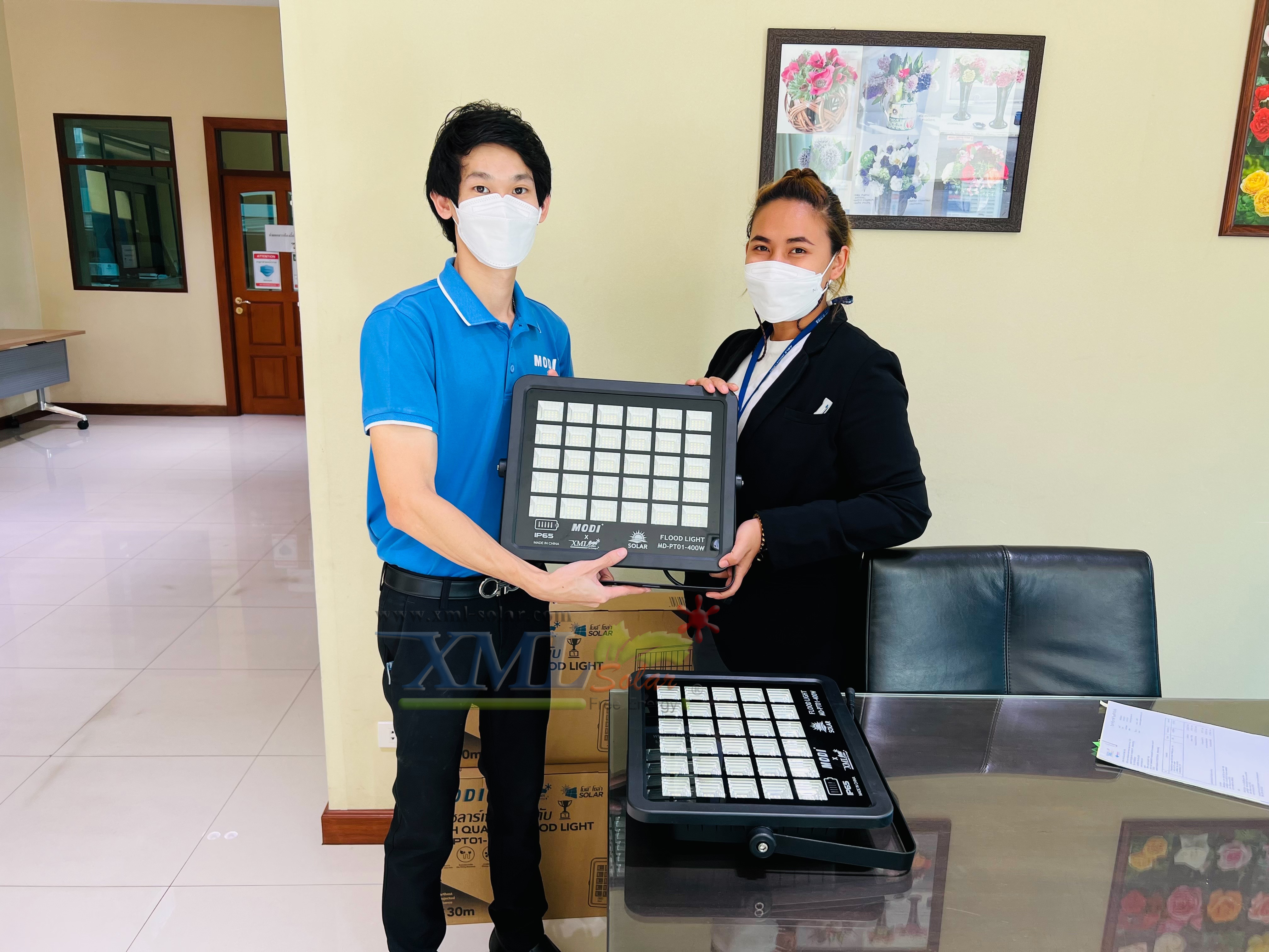 ไฟสปอตไลท์โซล่าเซลล์ 400 W. รุ่น Modi x XML ไซต์ใหญ่ (เเสง : ขาว)