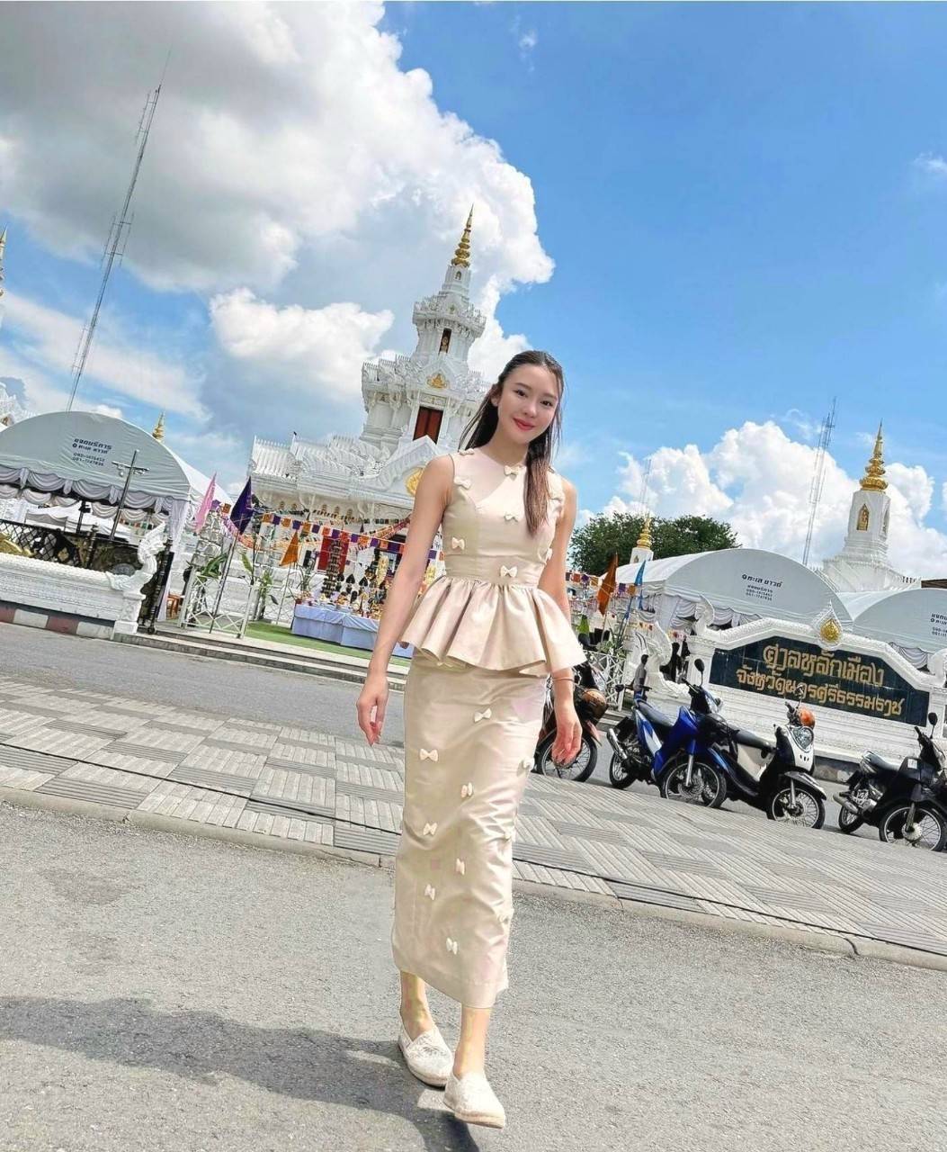 WoW... พร้อมส่งรอบ 2 กับสีใหม่ งานเซ็ทกระโปรง สวยหรูดูแพงเลยนะคะ ใว้ใส่ไปวัดทำบุญได้เลยคะ ใกล้ช่วงกฐินแล้ว ได้ชุดนี้ไป เริด แน่นอนคะ ตัวผ้าฟิวคล้ายผ้าไหมเลยนะคะ ได้สัมผัสจะรู้เลยว่าผ้าแพง หนานุ่มใส่สบายมีซับในอย่างดี ตัวเสื้องานซิปหลัง มีฟองน้ำอกด้วยนะคะ