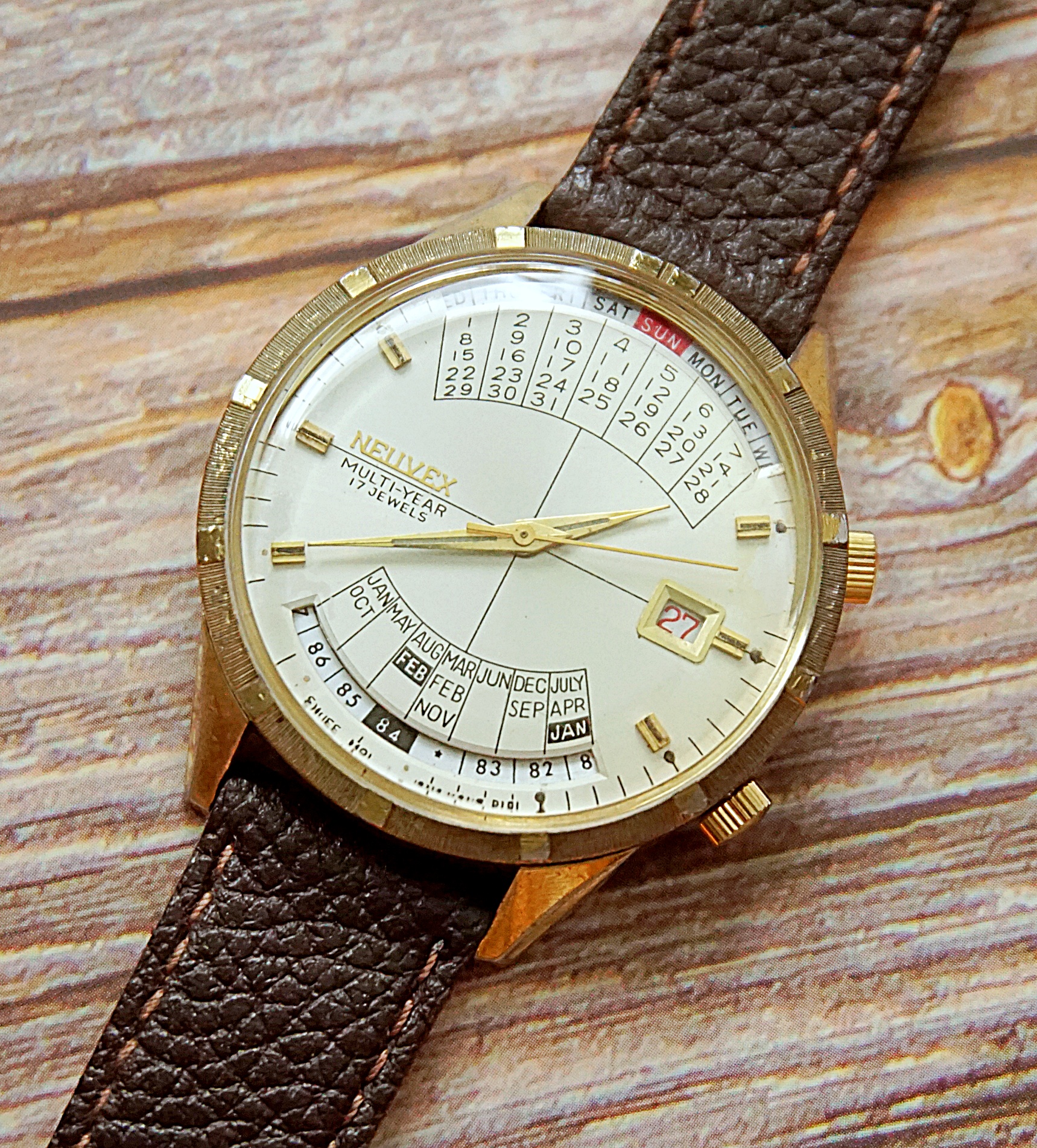 นาฬิกาเก่า NEUVEX ไขลานพร้อมปฎิทิน