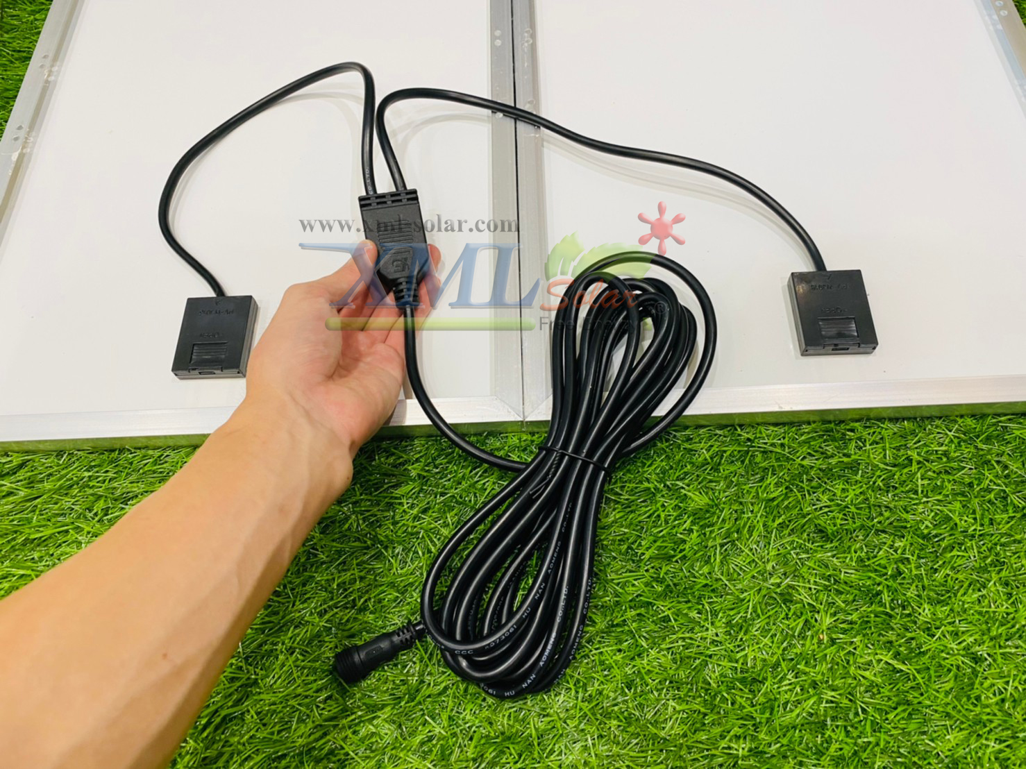 ไฟสปอตไลท์โซล่าเซลล์ 500 Watt กล่องสีน้ำตาล (เปิดได้ 3 แสง)