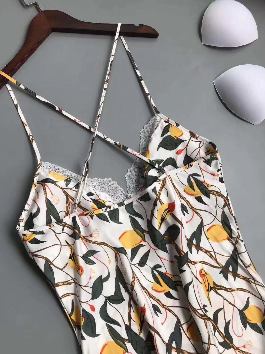 ชุดนอนสายเดี่ยวผ้าซิลค์ซาติน คอวีแต่งลูกไม้เนื้อนิ่มใส่สบายไม่คัน มีฟองน้ำถอดออกได้ฟรีไซส์ มี 3 สี ดำ ขาว เขียว ราคาส่ง 3 ชิ้น คละแบบได้ชุดละ 290 บาท