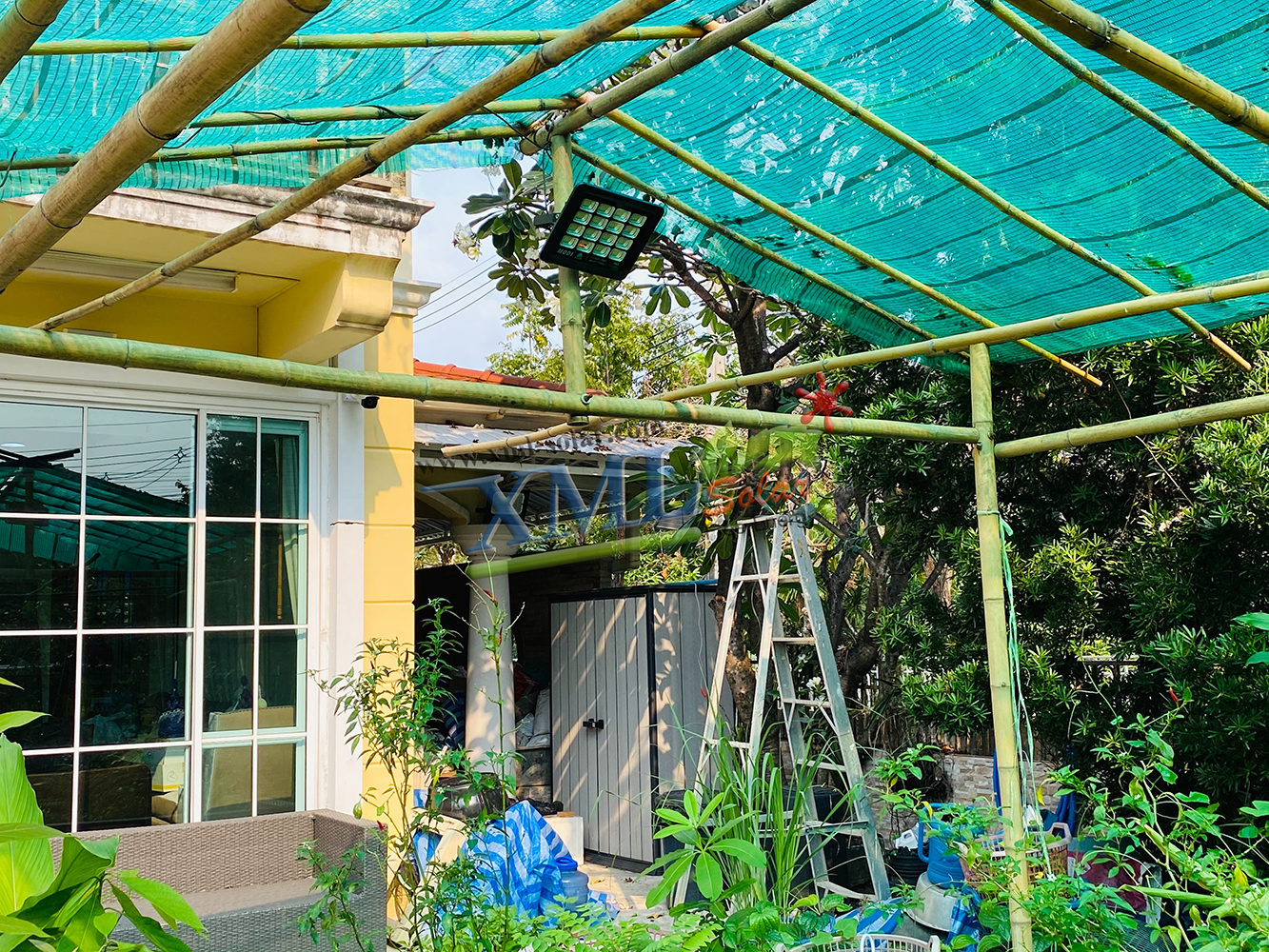 ไฟสปอตไลท์โซล่าเซลล์ 300 W. รุ่น Modi x XML ไซต์ใหญ่ (เเสง : ขาว)