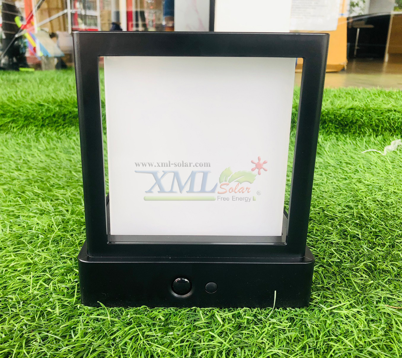 ไฟตั้งพื้นโซล่าเซลล์ ทรงลูกบาศก์ 1000 Lumen + Motion sensor (เเสง : เหลืองวอมไวท์)