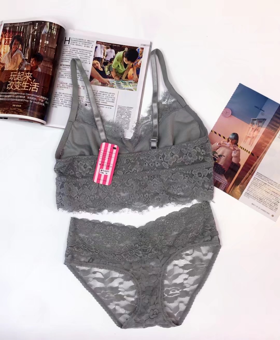 ชุดชั้นในลูกไม้เซ็กซี่ ไร้โครง เนื้อนิ่มใส่สบายไม่คัน 32 34 36 มี 4 สี ขาว เทา โอรส น้ำเงิน ราคาส่ง 3 ชิ้นคละกับแบบอื่นได้ ชุดละ 250 บาท