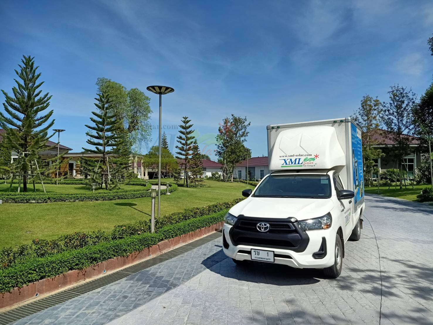 โคมไฟโซล่าเซลล์ UFO ทรงกลม (ขนาดใหญ่สุด 75 ซม.) (เปิดได้ 3 แสง) รุ่น MD-SLT38-500W