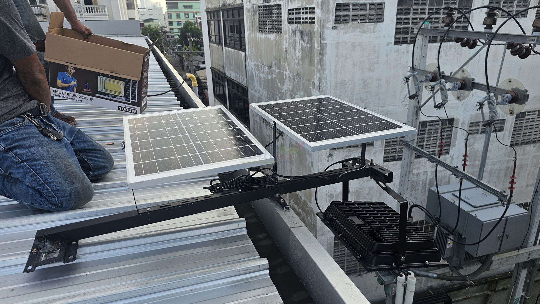 ไฟสปอตไลท์โซล่าเซลล์ 1000 Watt กล่องสีน้ำตาล (เปิดได้ 3 แสง)