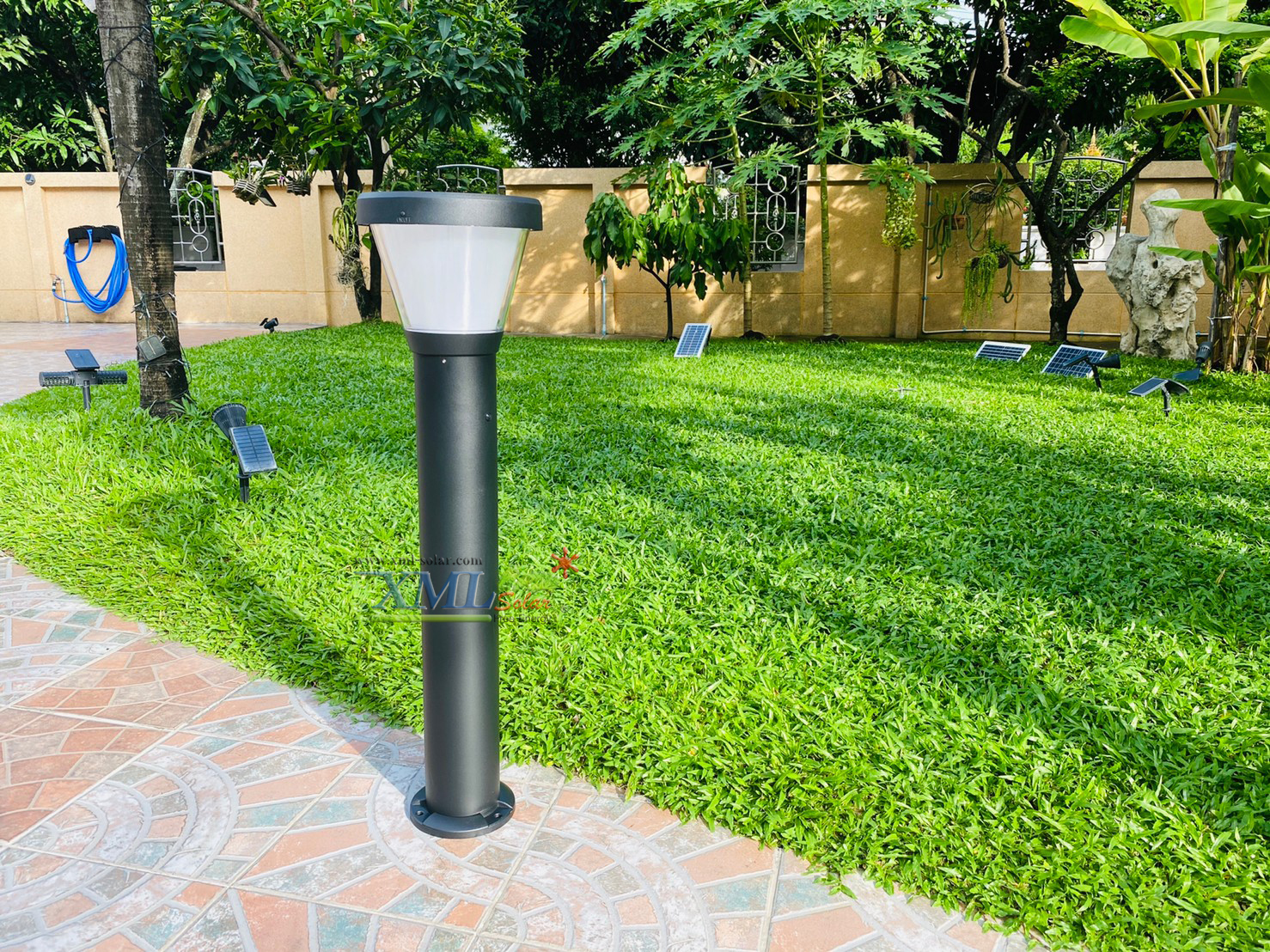 โคมไฟตั้งพื้นโซล่าเซลล์ ทรงกรวย สีดำ (เเสง : ขาว)