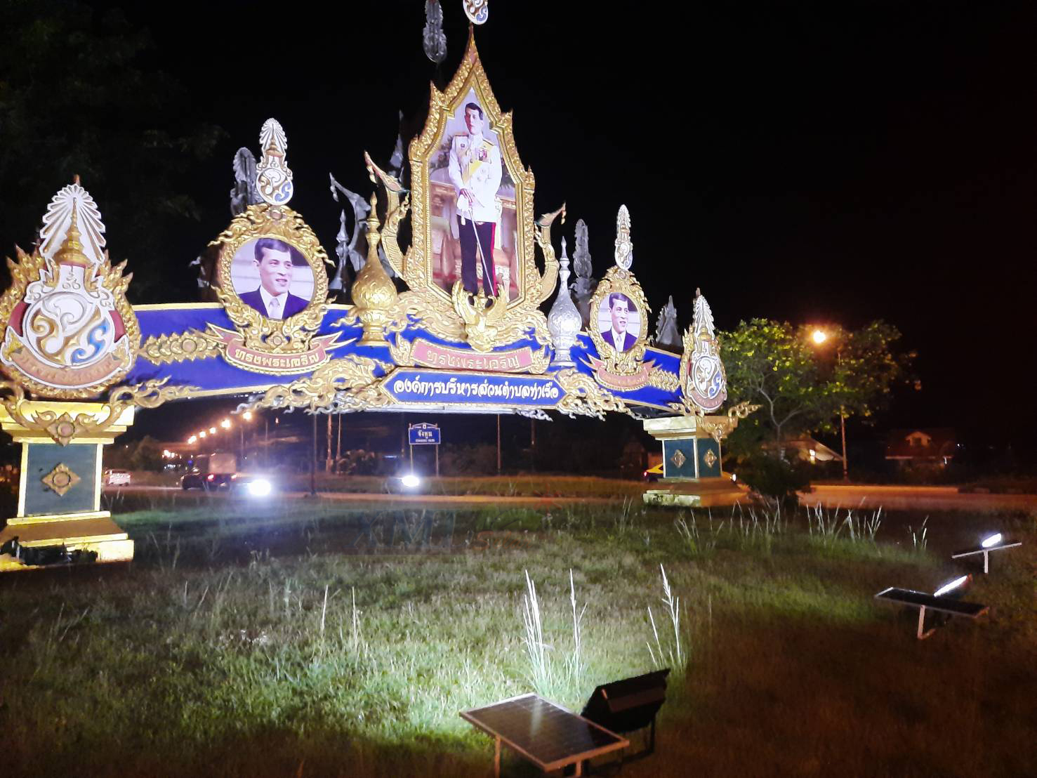 ไฟสปอตไลท์โซล่าเซลล์ 300 Watt กล่องสีน้ำตาล (เปิดได้ 3 แสง)