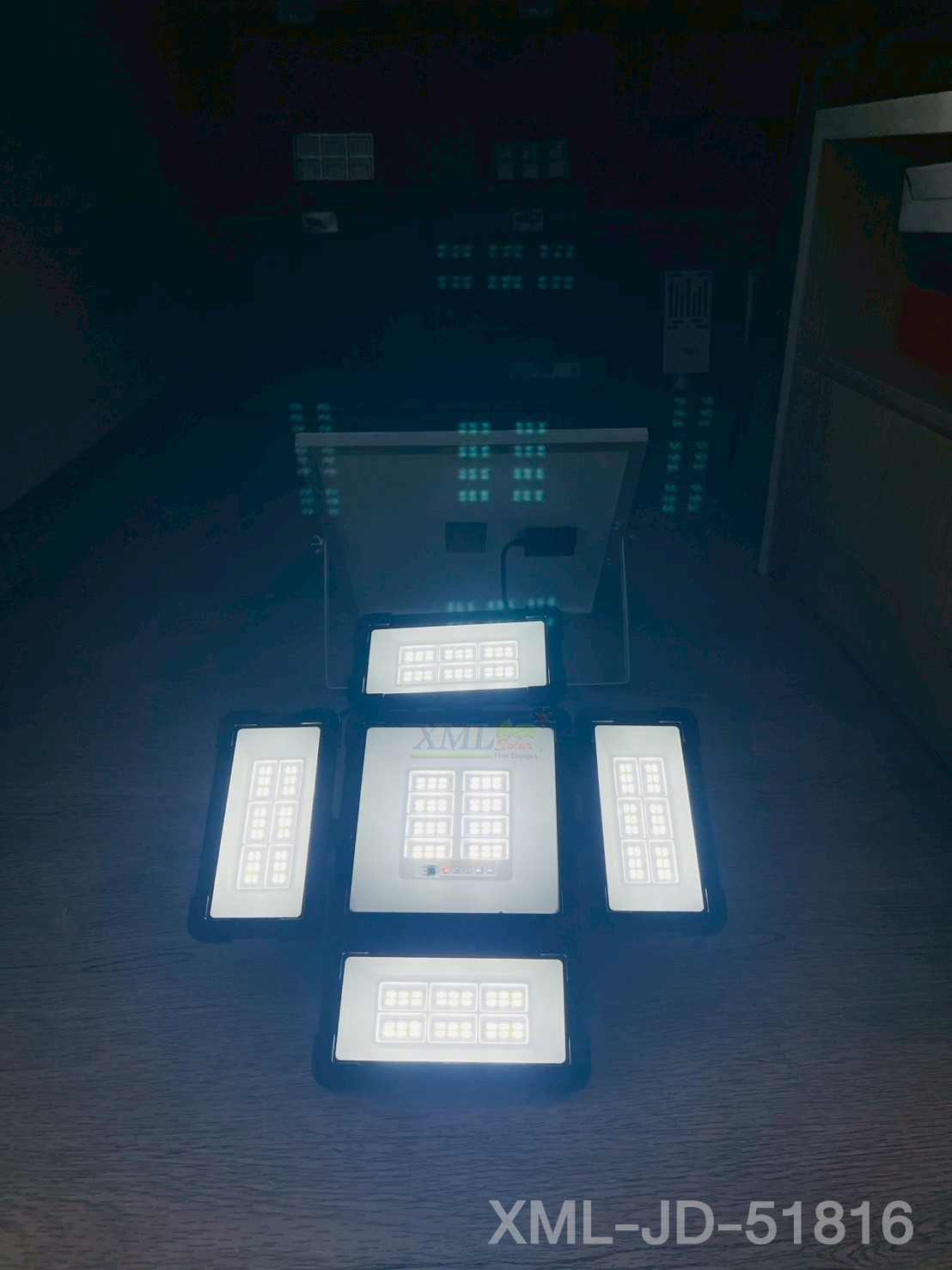 โคมไฟผนังโซล่าเซลล์ 192 LED / 324 LED รุ่น JD JINDIAN (แสง : ขาว)