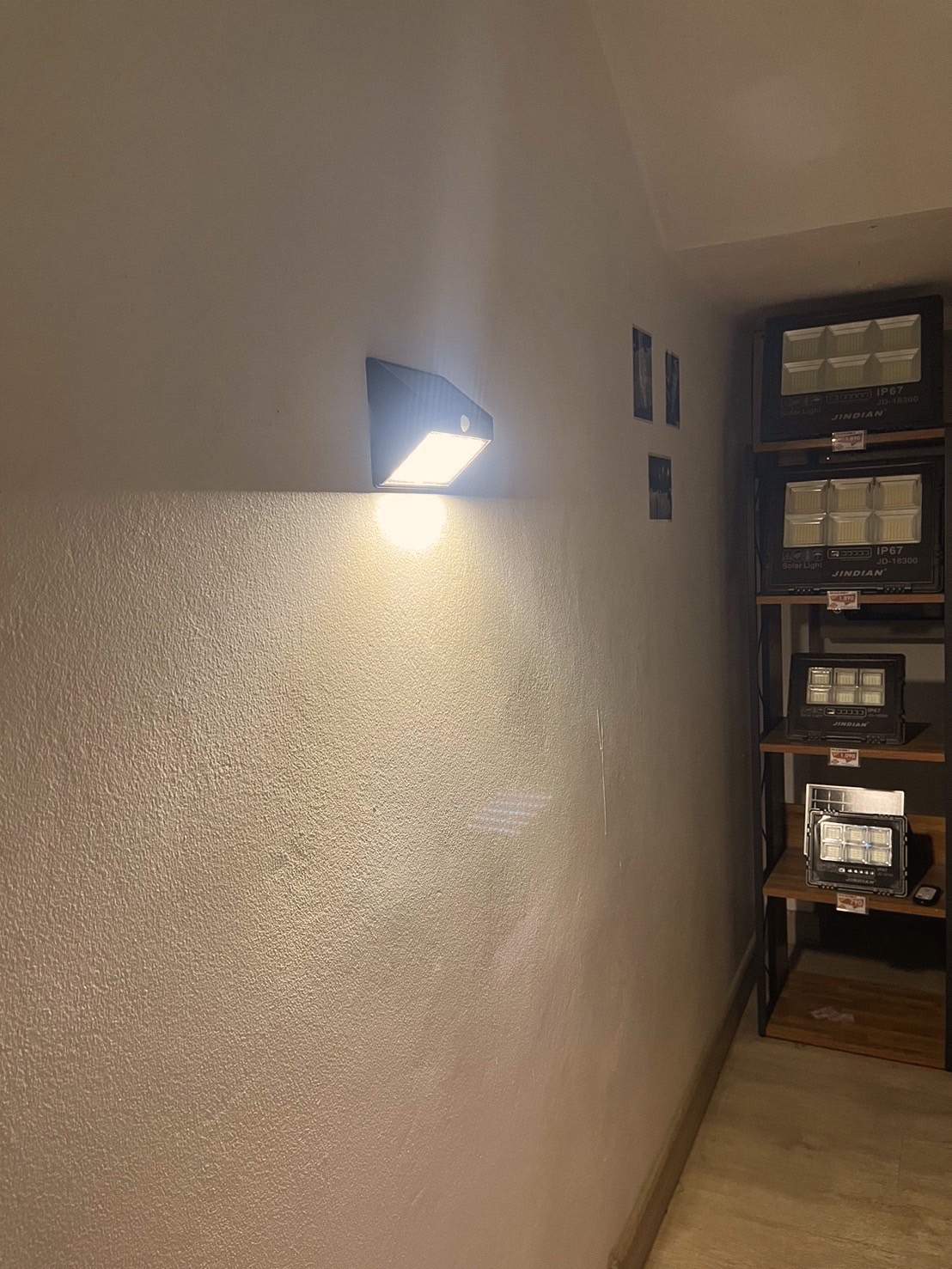 ไฟติดผนังโซล่าเซลล์ รุ่น TB-2768 (เปิดได้ 2 แสง)