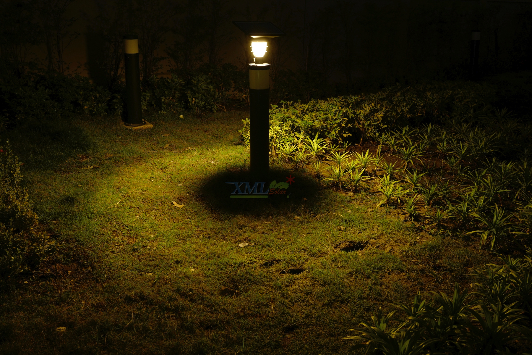 โคมไฟสนามโซล่าเซลล์ รุ่น solar bee (550 lm.) (แสง: เหลืองวอมไวท์)