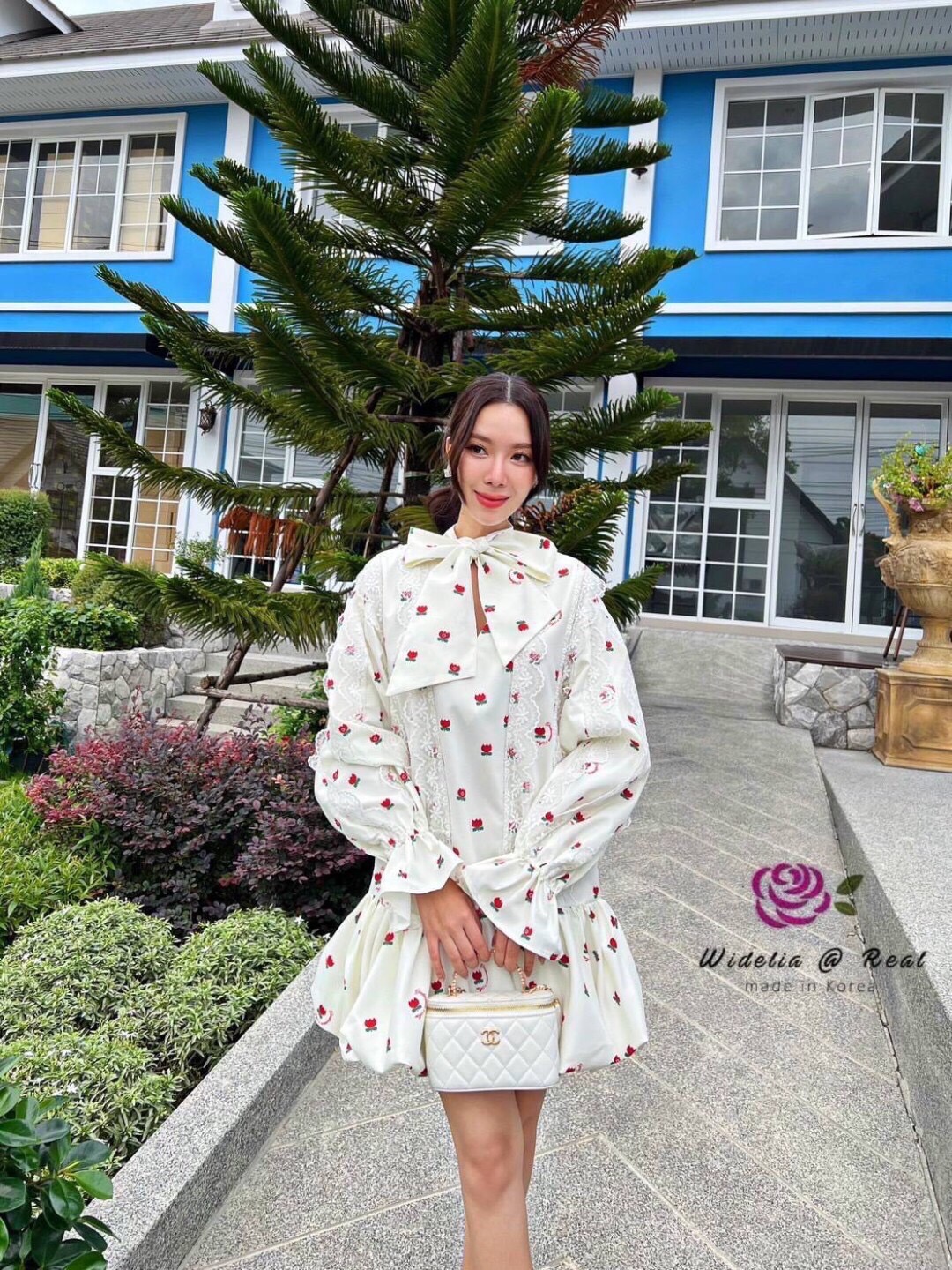 เดรสตัวสั้นแขนยาวสวยทรงเก๋ บอกเลยว่างานสวยสุดๆ ดีเทลเก๋ตรงช่วงคอด้วยการแต่งผ้าผูกโบอันใหญ่ เอวทรงปล่อย ท่อนล่างทรงเอบานสวย ตัวเดรสเลือกใช้ผ้าลายดอกไม้เล็กๆสวยมีน้ำหนักทิ้งตัวสวย ช่วงปลายกระโปรงจับจีบย่นเป็นทรงบอลลูน บอกเลยว่าพิถีพิถันใส่ใจสุดๆ งานสวยทรงเป