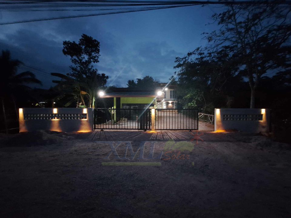 ไฟผนังโซล่าเซลล์ติดสันกำเเพง 3 LED (เเสง : เหลืองวอมไวท์) (1 เเถม 1)