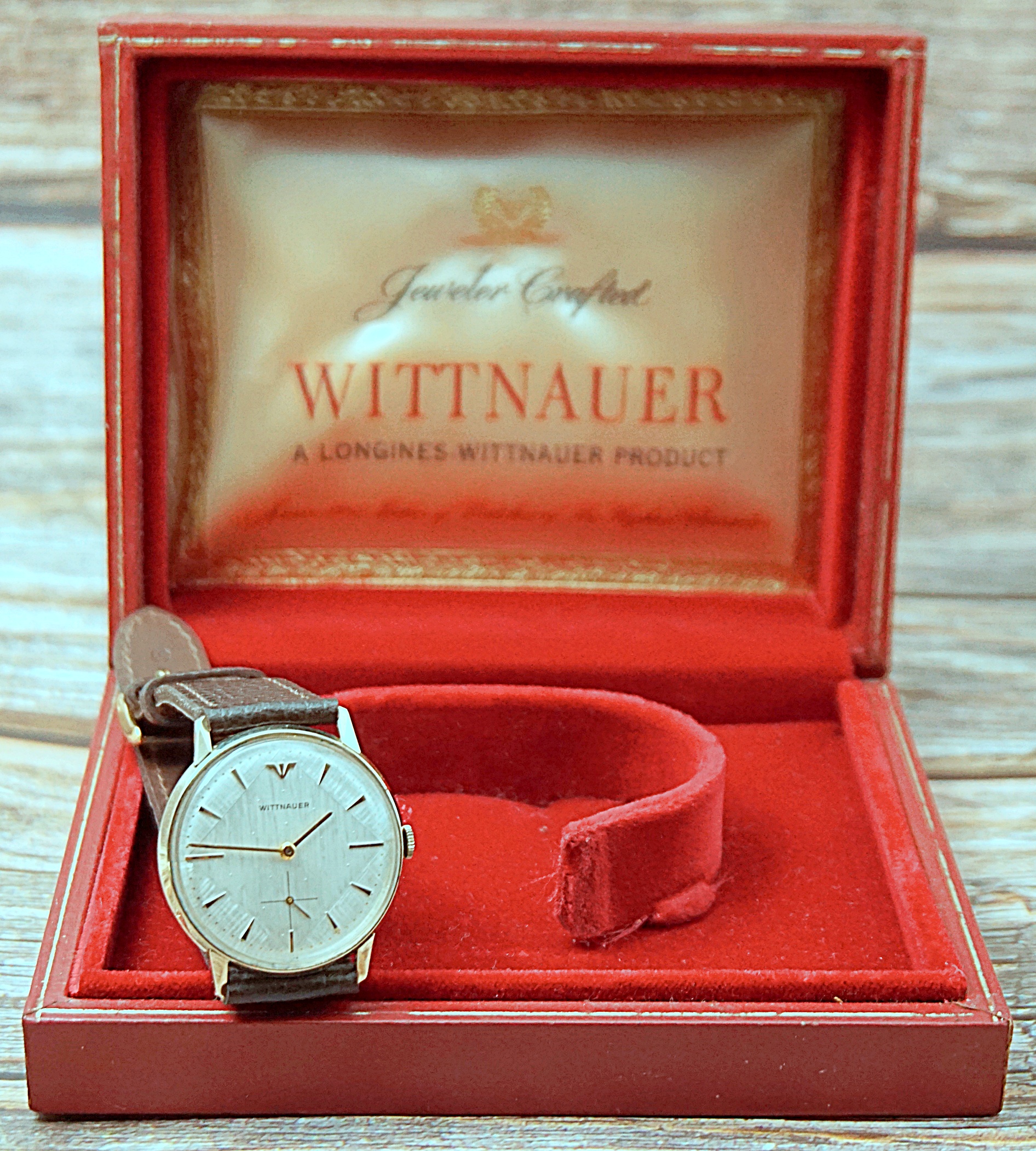 นาฬิกาเก่า WITTNAUER BY LONGINES ไขลานสองเข็มครึ่งพร้อมกล่อง