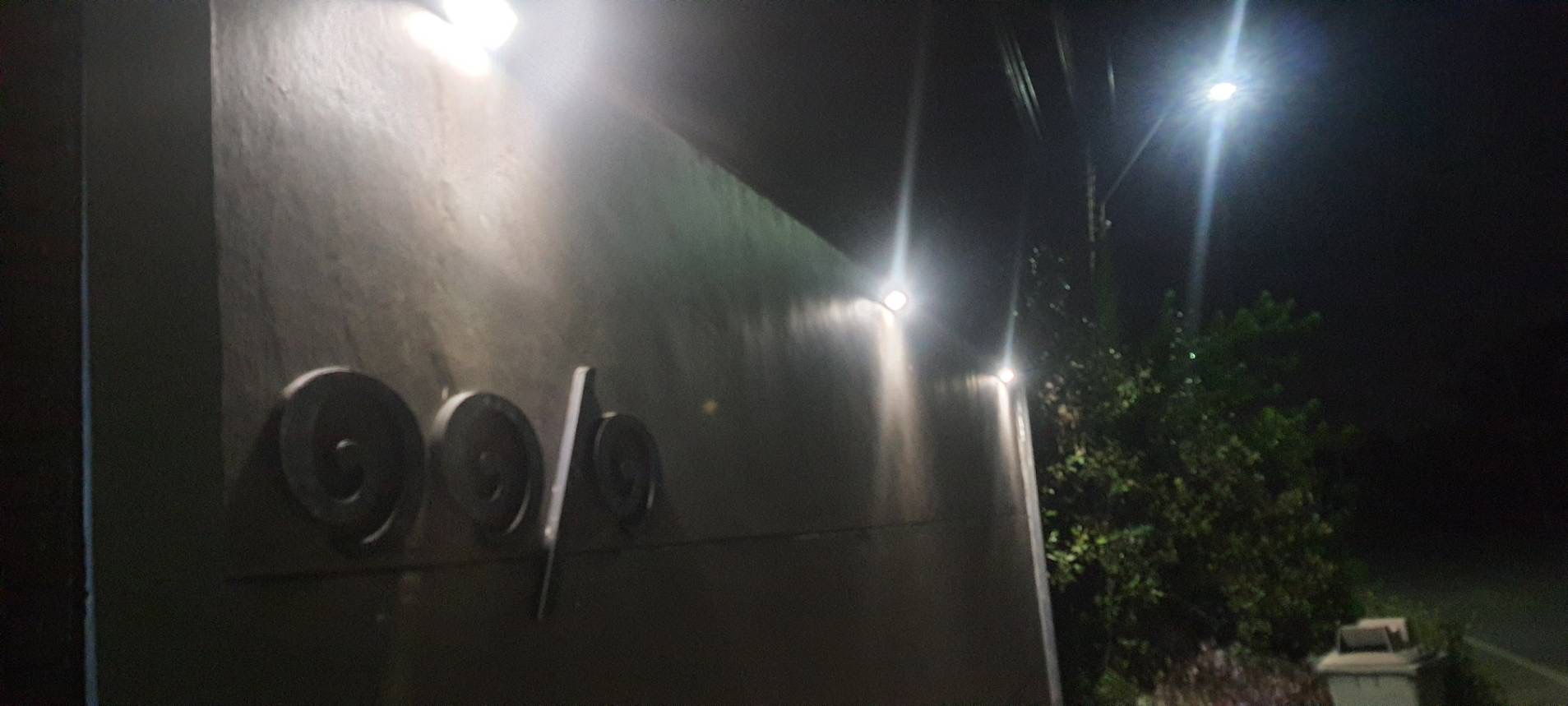 โคมไฟโซล่าเซลล์ ติดผนัง ทรงสามเหลี่ยม 38 SMD LED (เเสง : เหลืองวอมไวท์) 1 แถม 1