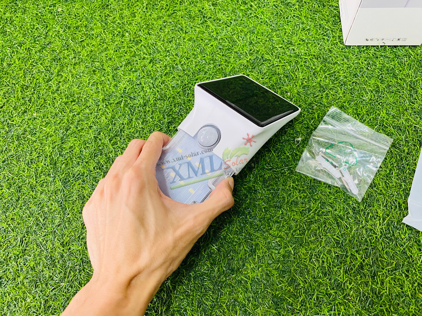 โคมไฟติดผนังโซล่าเซลล์ + แสง PIR UV พกพา