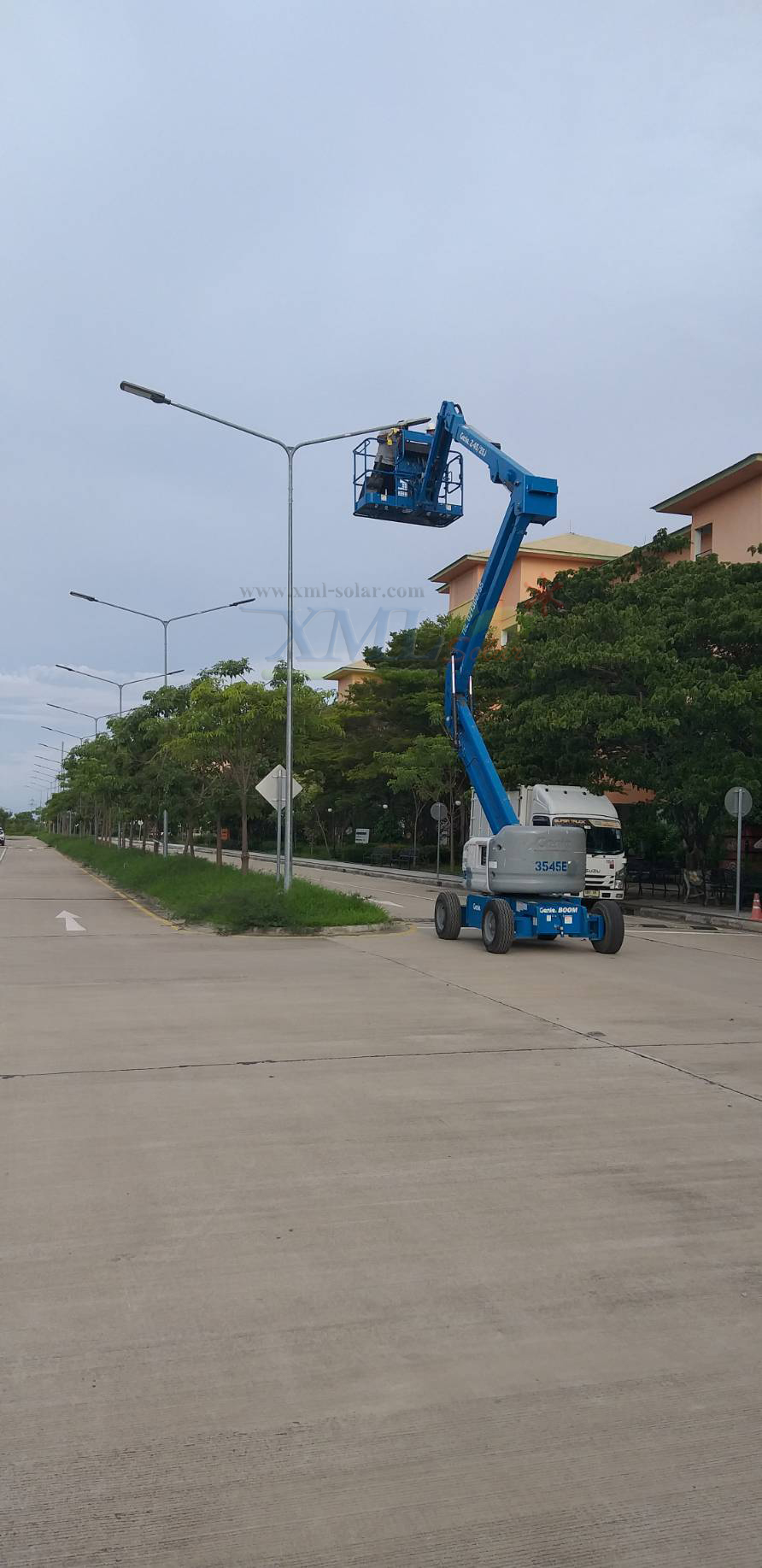 โคมไฟถนนโซล่าเซลล์ Modi x XML รุ่น MD-SLT17-400W (แสง : ขาว)(Motion sensor + สว่างค้าง)