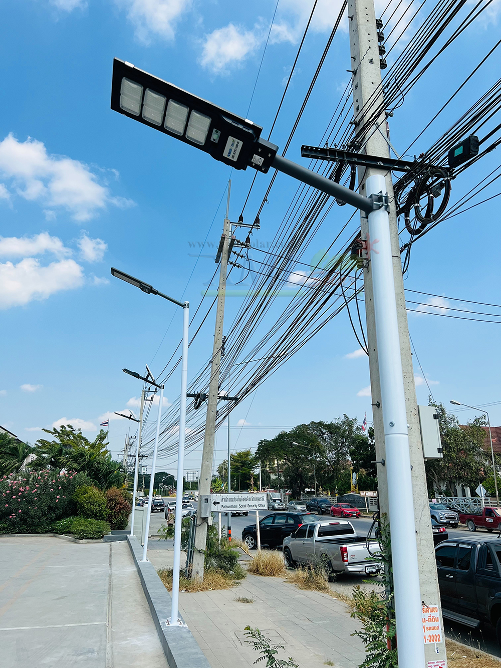 โคมไฟถนนโซล่าเซลล์ Modi x XML-Solar 200W (แสง : ขาว)(Motion sensor)