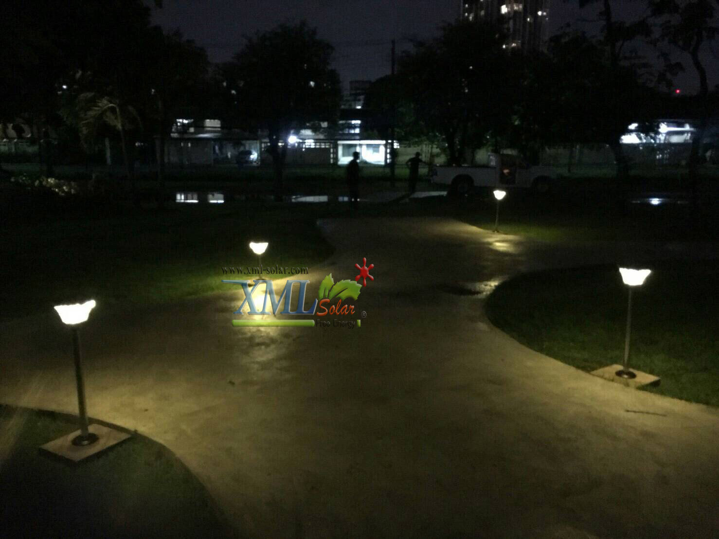 ไฟปักสนามโซล่าเซลล์ 8 Super SMD LED (แบบเหลี่ยม) สูง 80 ซม. (เเสง : เหลืองวอมไวท์)