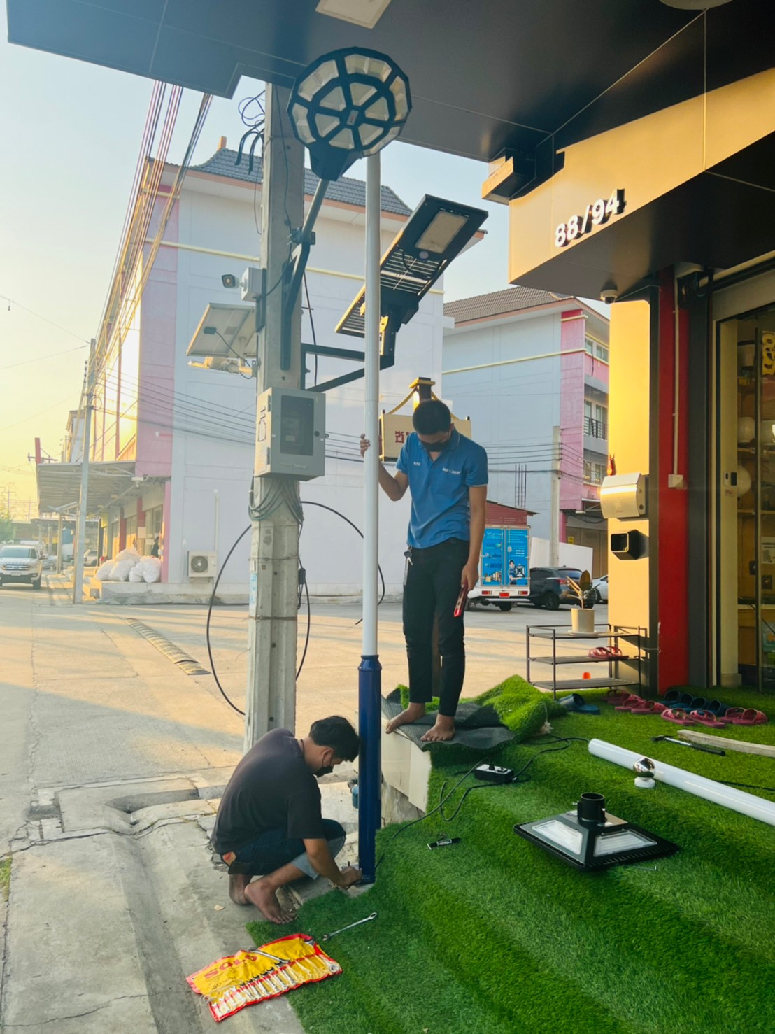 เสาไฟสนาม เหล็กพ่นสีขาว ฐานสีน้ำเงิน สูง 6 เมตร (ปลาย 3 นิ้ว)