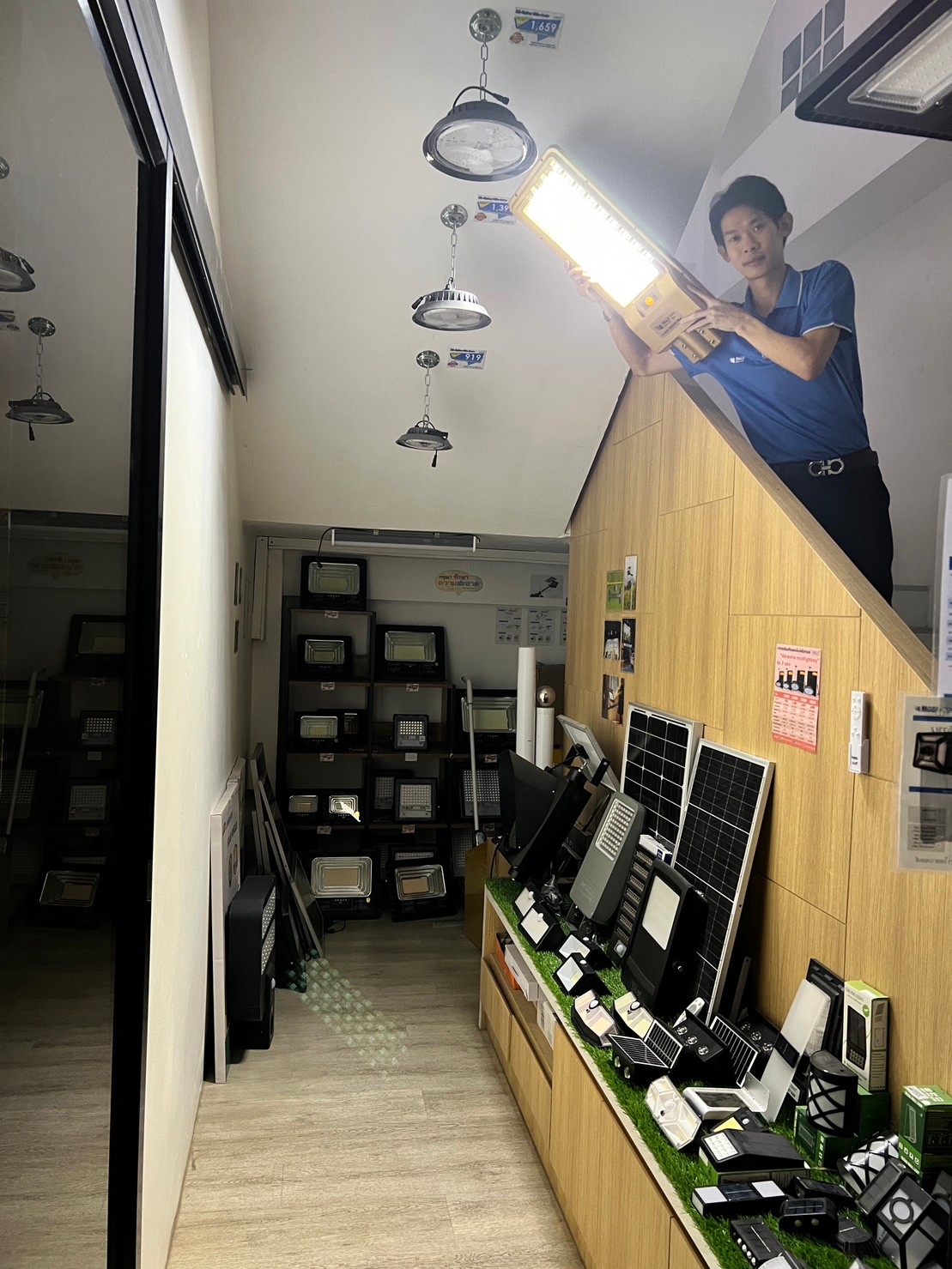 โคมไฟถนนโซล่าเซลล์ Vmax 300w. Body สีทอง (แสง : ขาว)