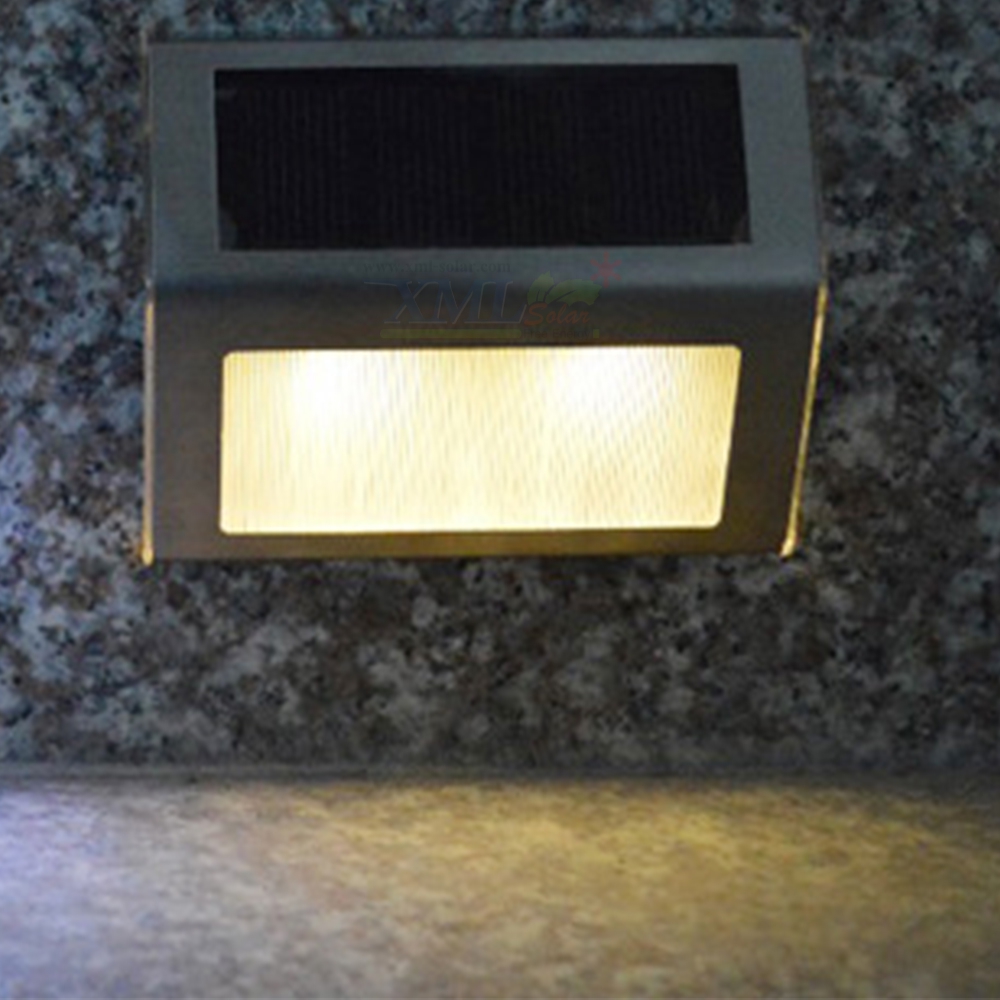 ไฟโซล่าเซลล์ติดบันได 3 LED V.2 (แสง : เหลืองวอมไวท์)