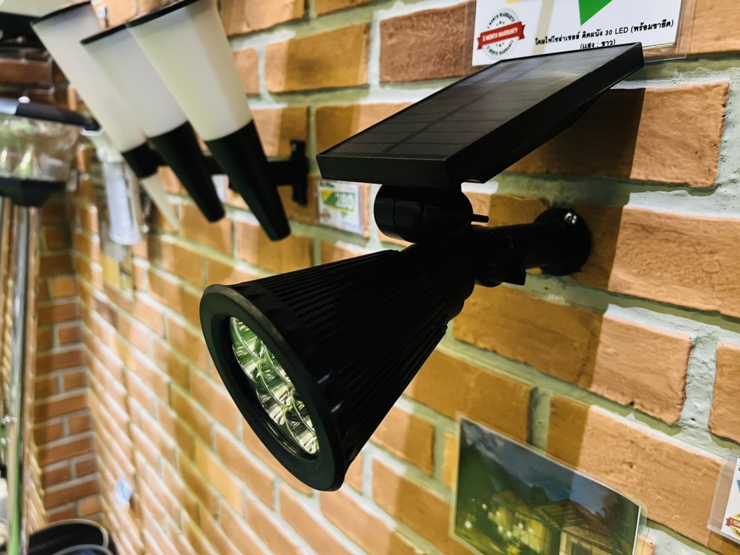 สปอร์ตไลท์ติดผนังโซล่าเซลล์ 7 LED(super bright) (เเสง : ขาว)