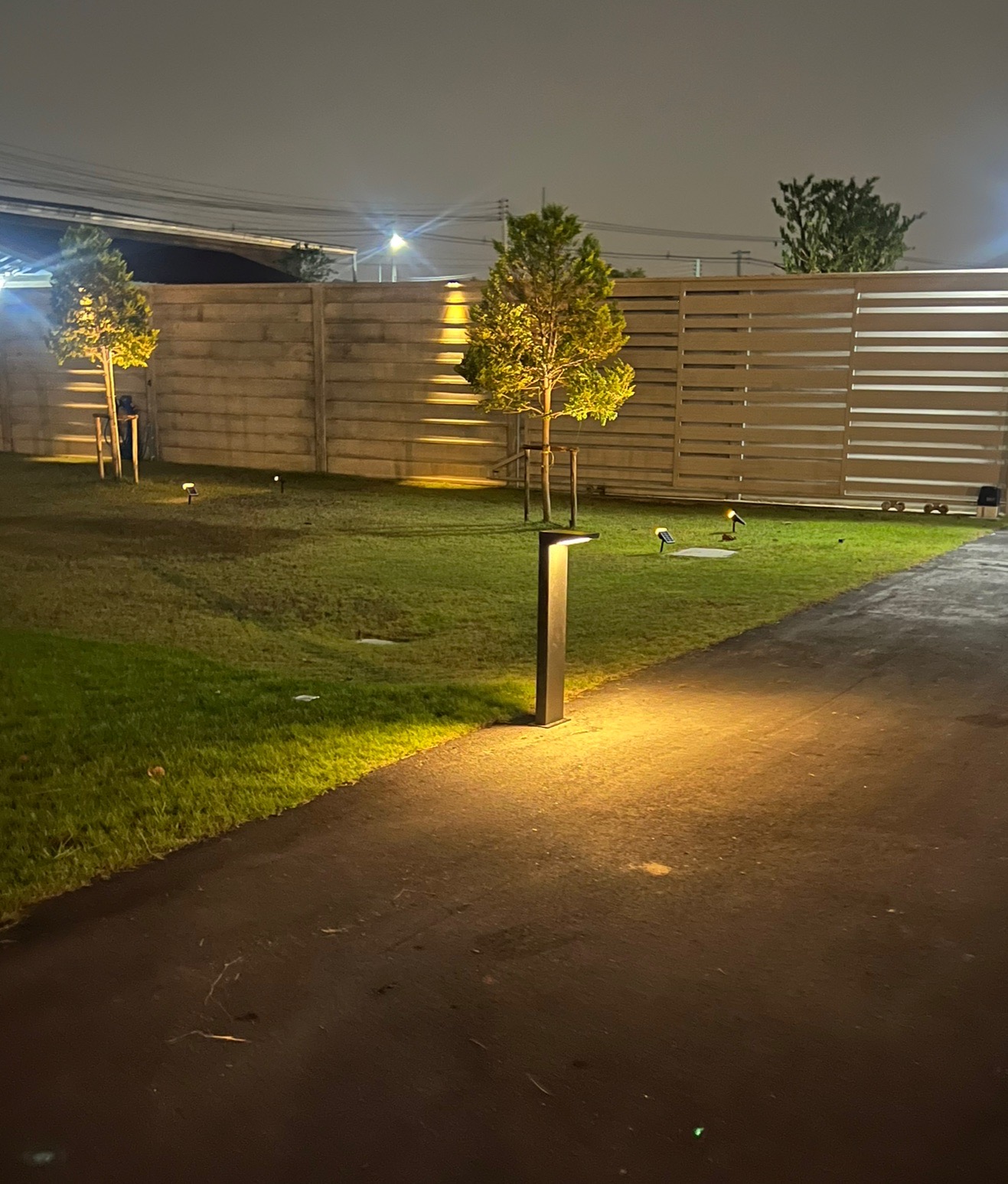 ไฟตั้งพื้นโซล่าเซลล์ ทรงงอ (แสง : เหลืองวอมไวท์)