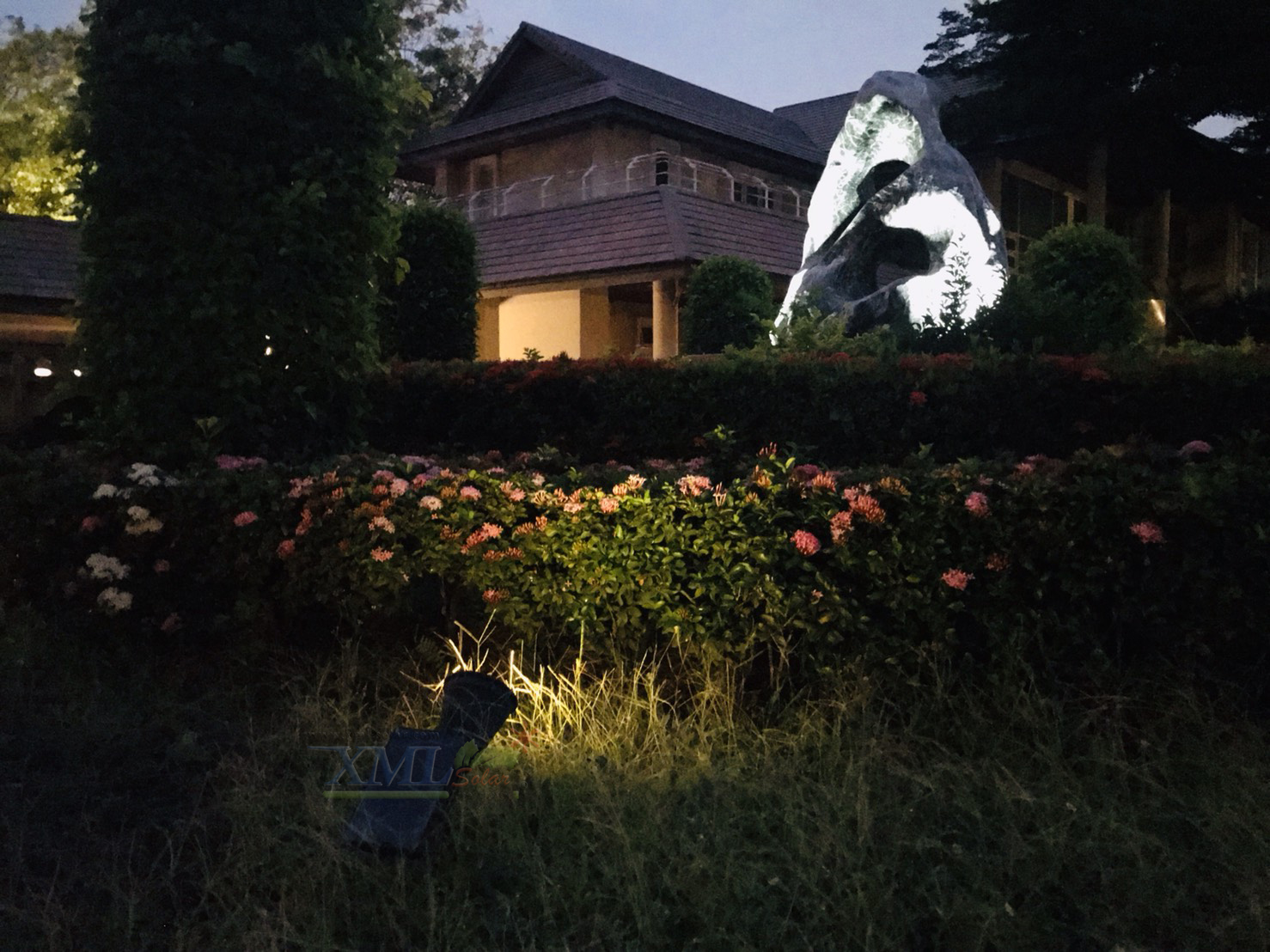สปอร์ตไลท์ปักสนามโซล่าเซลล์ 7 LED(super bright) (เเสง : เหลืองวอมไวท์)