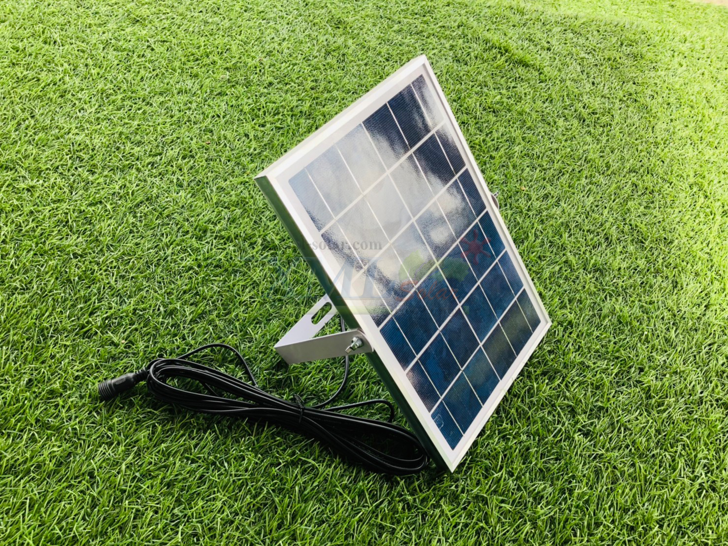 โคมไฟตุ้มโซล่าเซลล์ แบล็คไลท์ 150w. (แสงล่อแมลง)(แสงสีฟ้าน้ำทะเล)