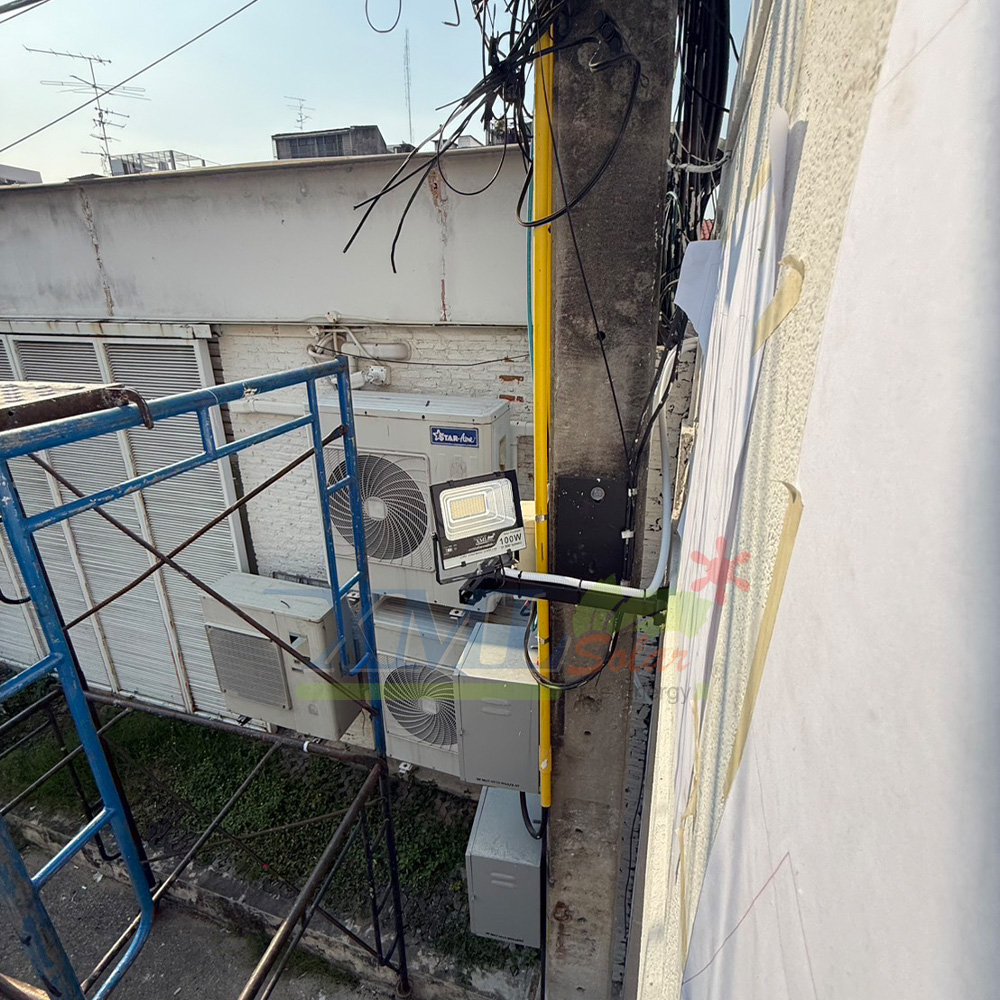 ไฟสปอตไลท์โซล่าเซลล์ 100 Watt กล่องสีน้ำตาล (เปิดได้ 3 แสง)